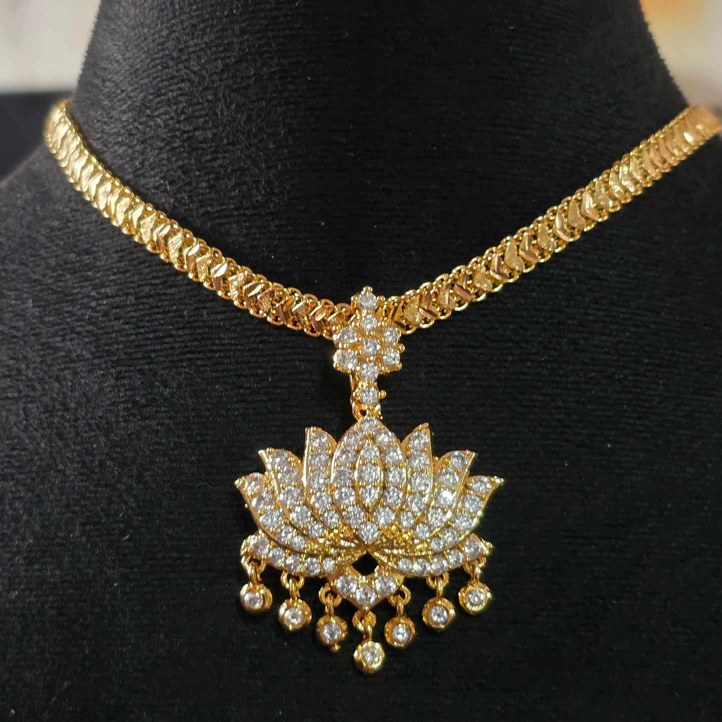 White lotus 🪷 pendent with diamontele cut chain.Not 916 gold.Code 0333
