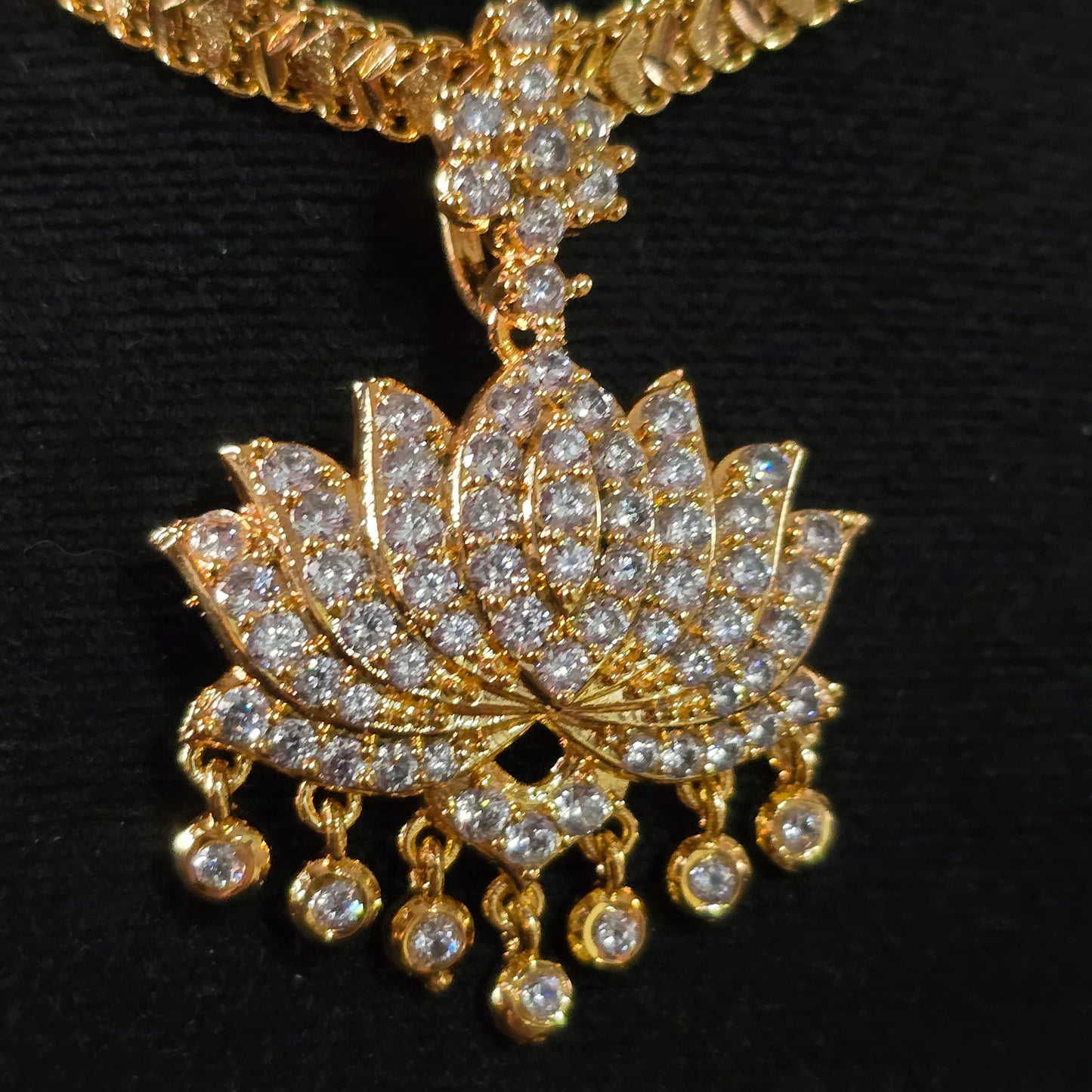 White lotus 🪷 pendent with diamontele cut chain.Not 916 gold.Code 0333