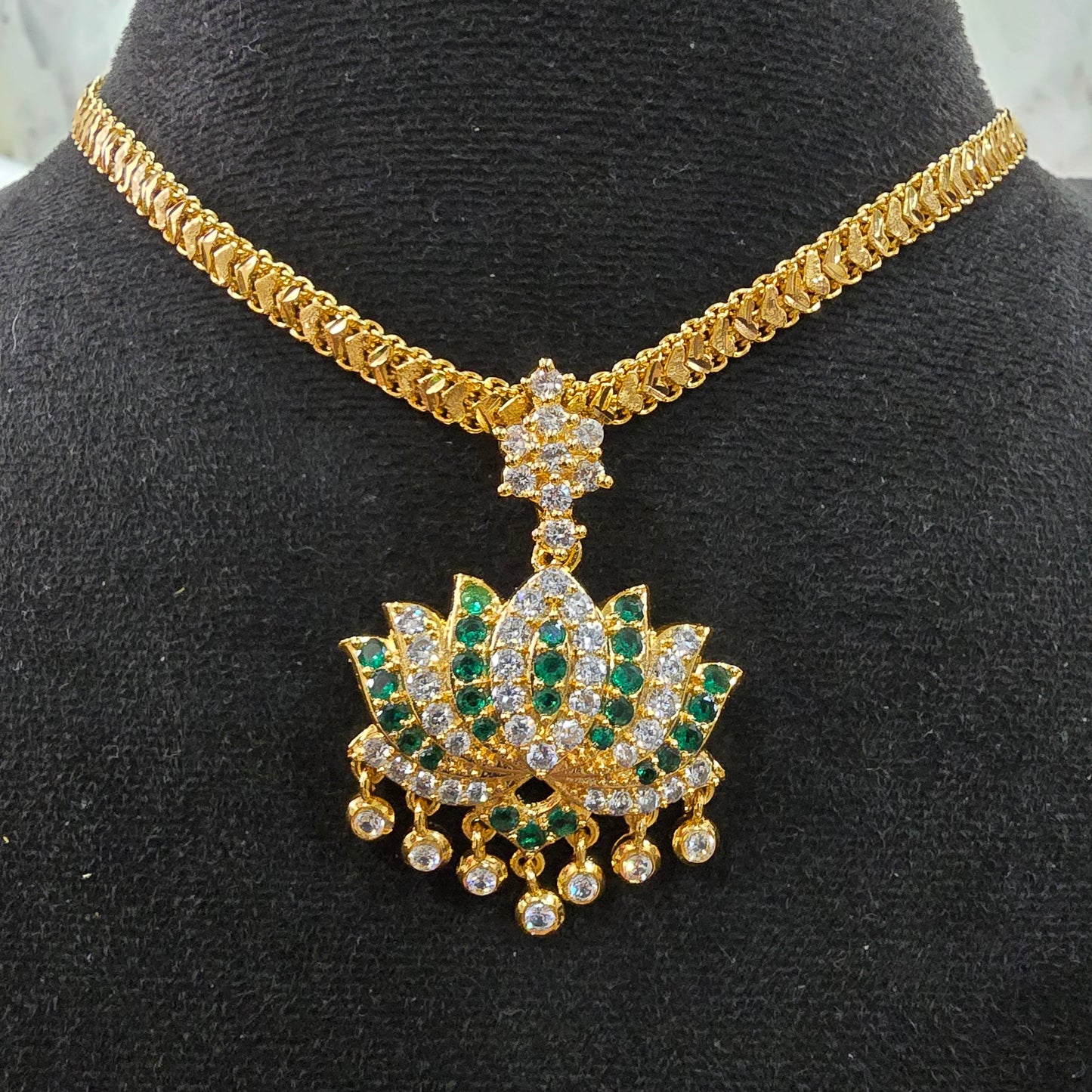 Emerald green with white mossanite stones locket with diamontele cut chain.Not 916 gold . Code 056