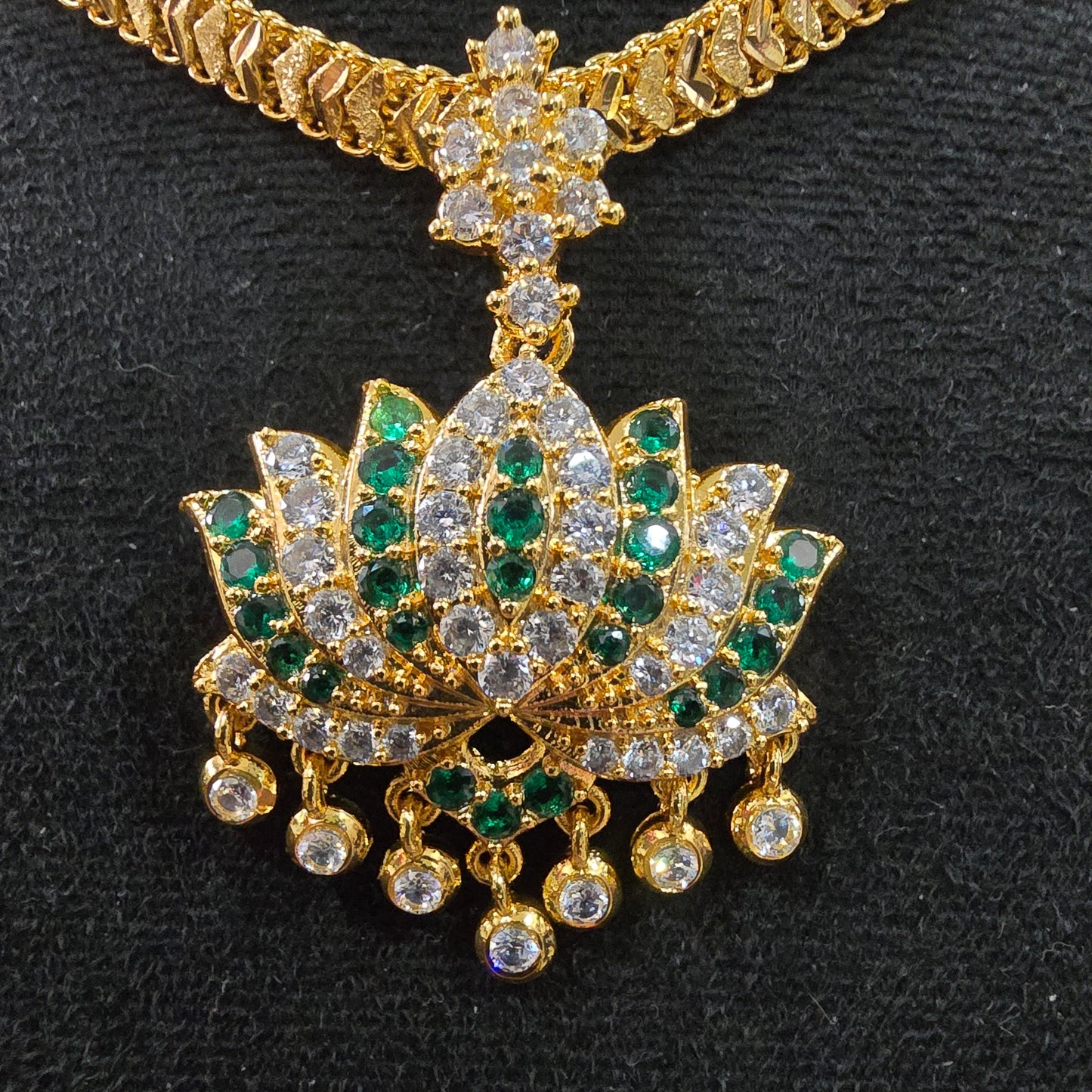 Emerald green with white mossanite stones locket with diamontele cut chain.Not 916 gold . Code 056