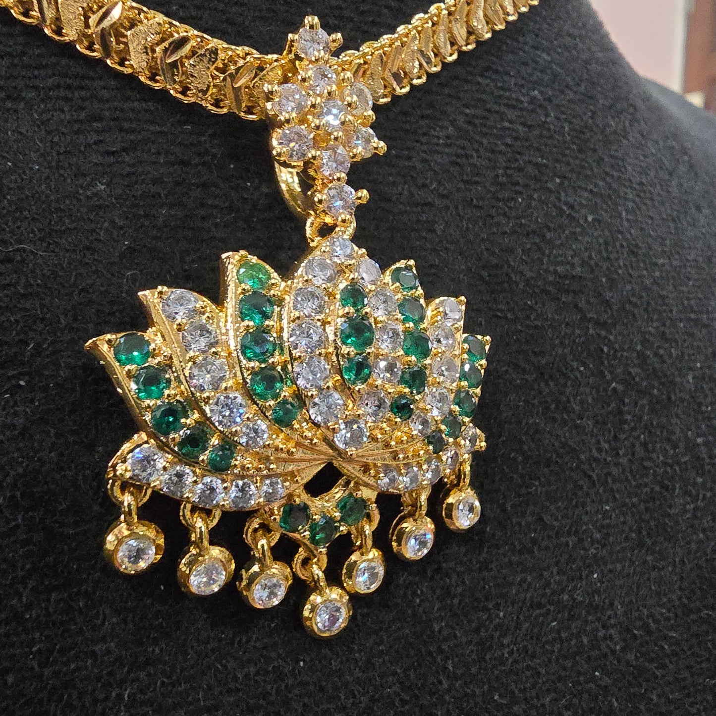 Emerald green with white mossanite stones locket with diamontele cut chain.Not 916 gold . Code 056