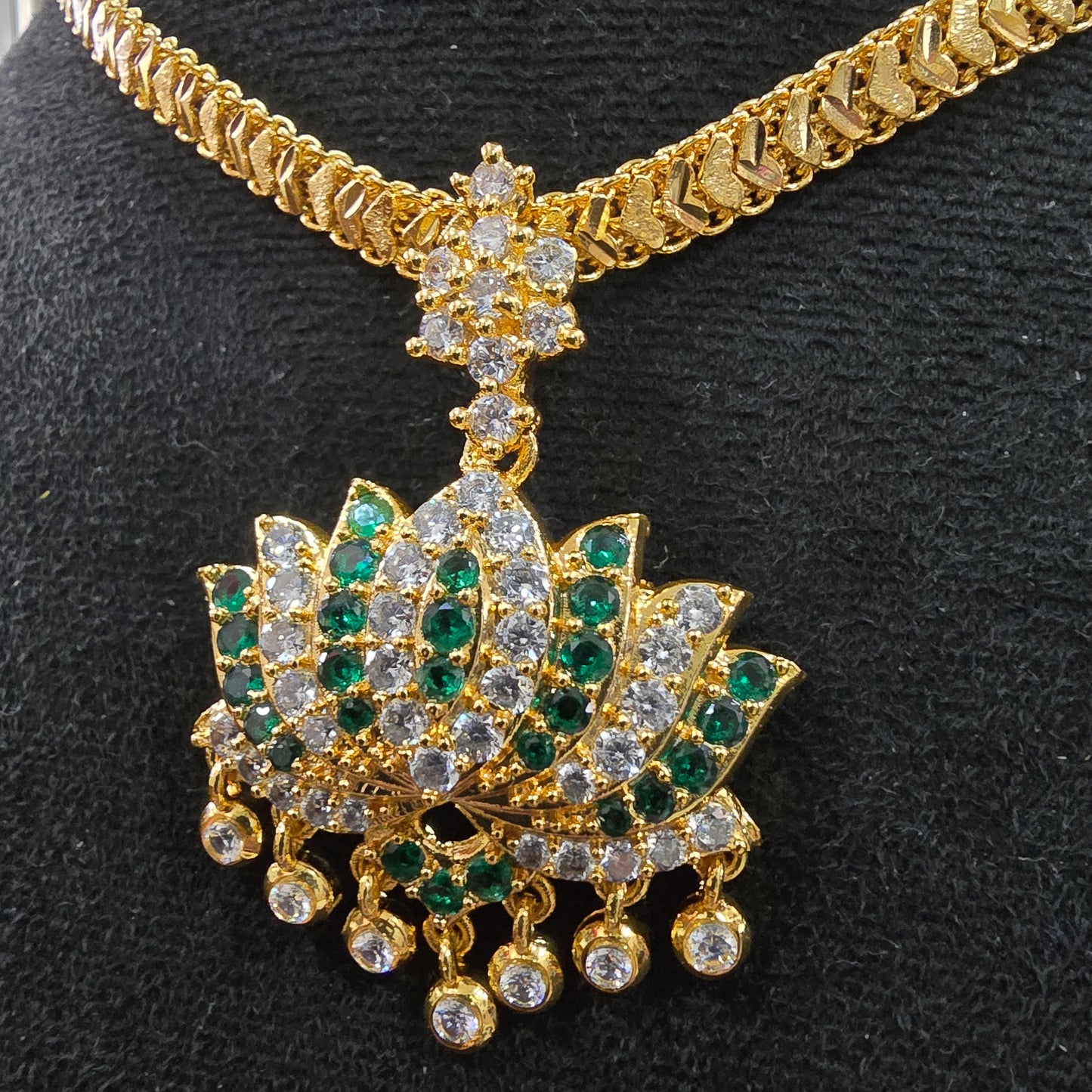 Emerald green with white mossanite stones locket with diamontele cut chain.Not 916 gold . Code 056