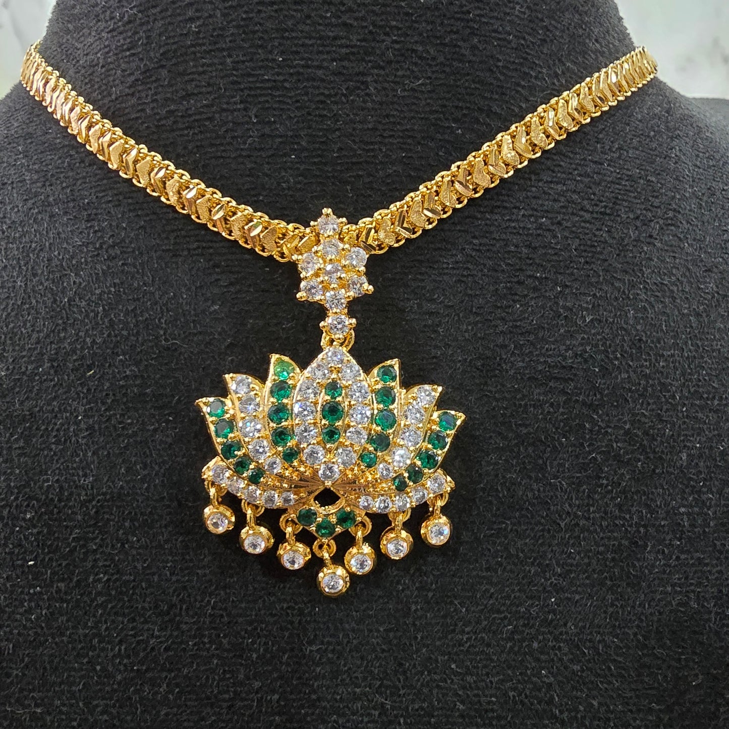 Emerald green with white mossanite stones locket with diamontele cut chain.Not 916 gold . Code 056
