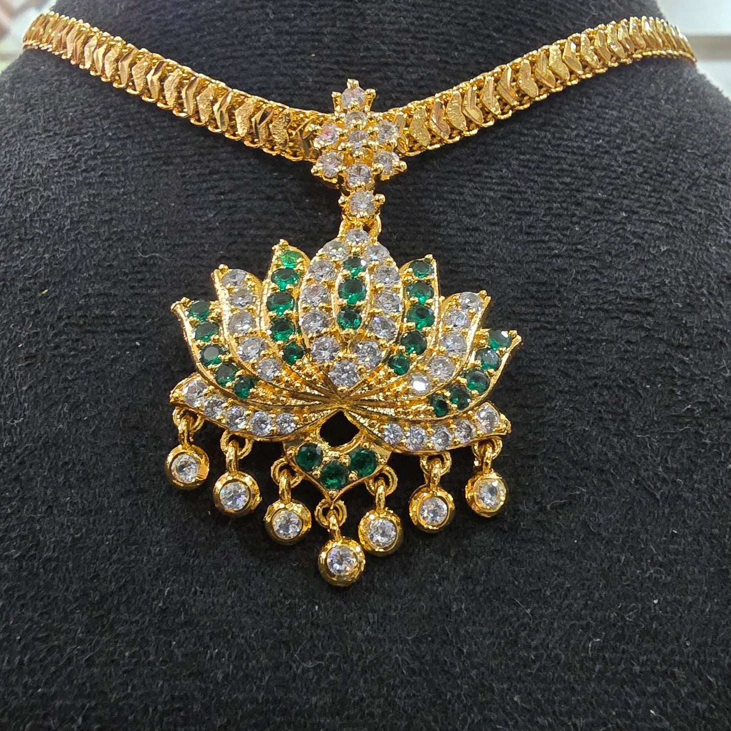 Emerald green with white mossanite stones locket with diamontele cut chain.Not 916 gold . Code 056