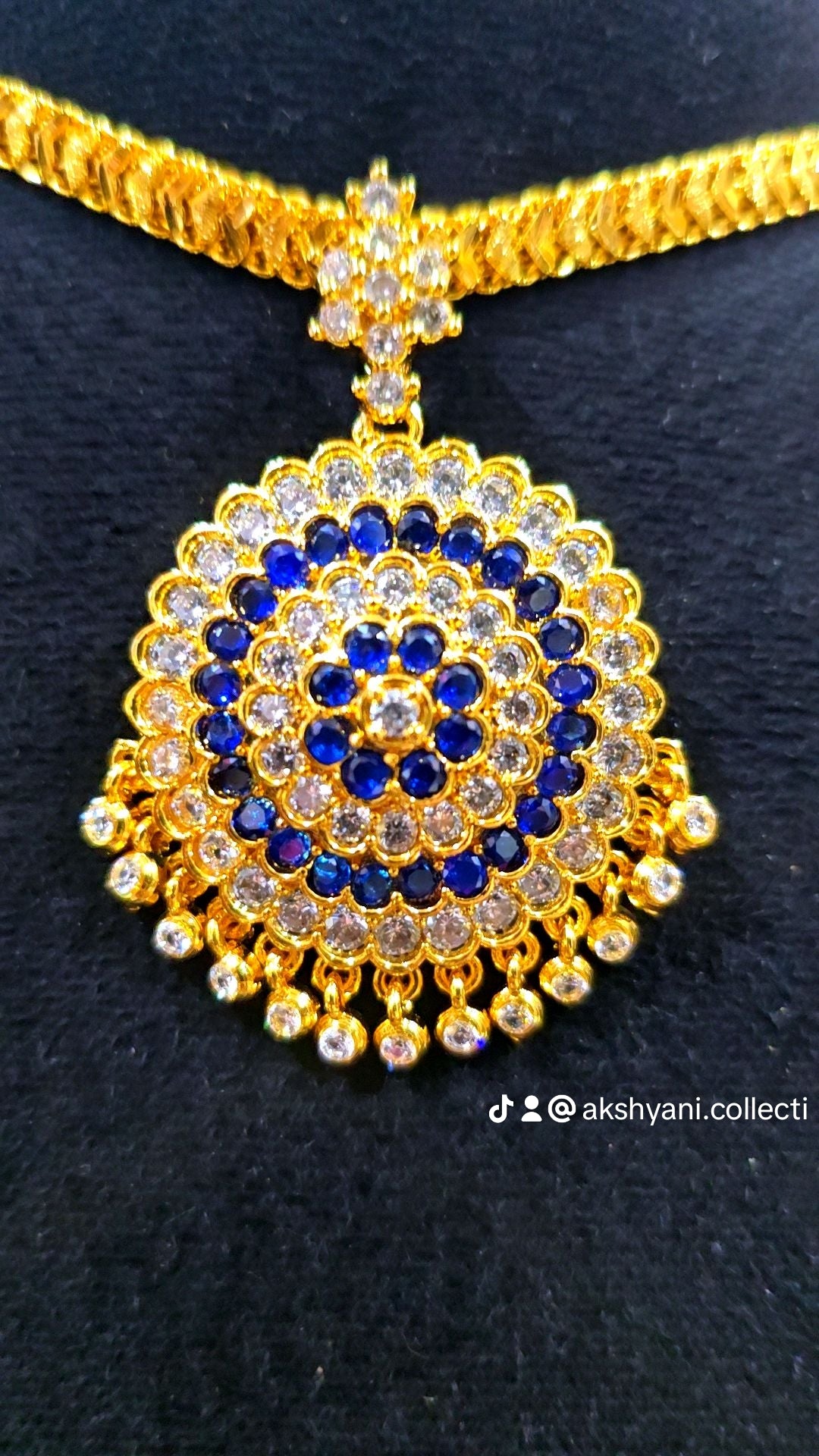 Diamond cut chain with blue and white mossanite stones aatil ( removable ).Not 916. Code 023