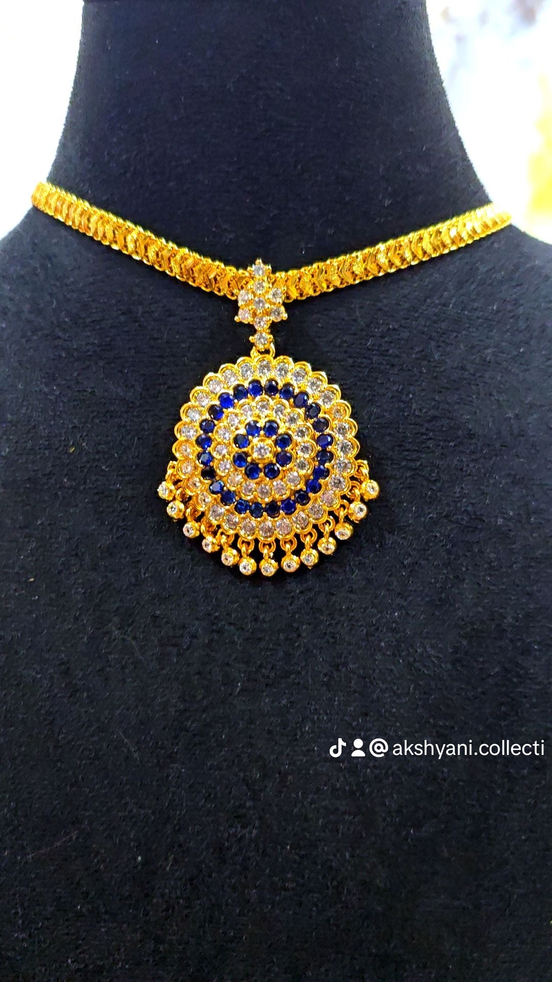 Diamond cut chain with blue and white mossanite stones aatil ( removable ).Not 916. Code 023