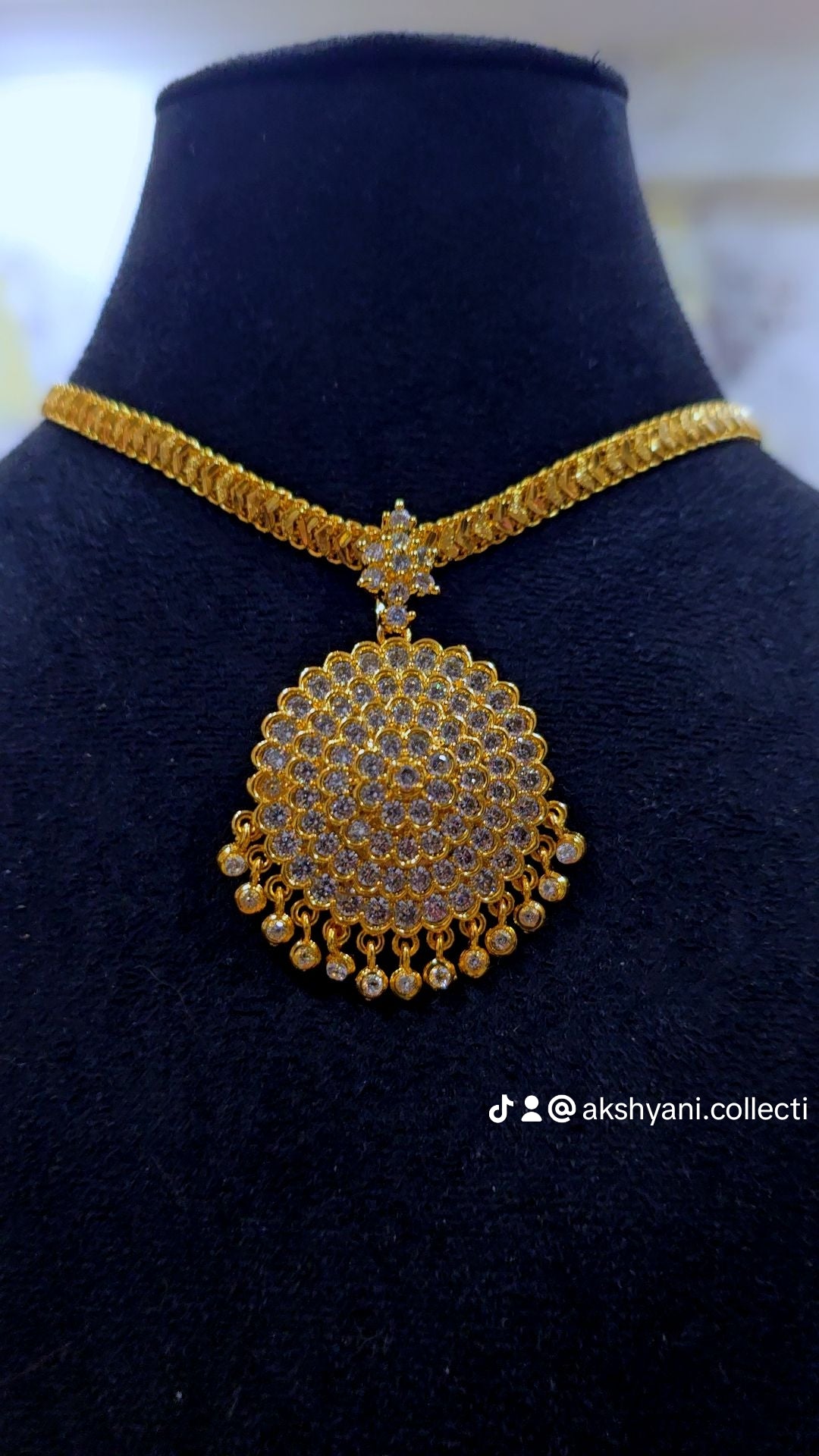 Diamontele cut chain with removable round white mossanite stones. NOT 916 GOLD. Code 033