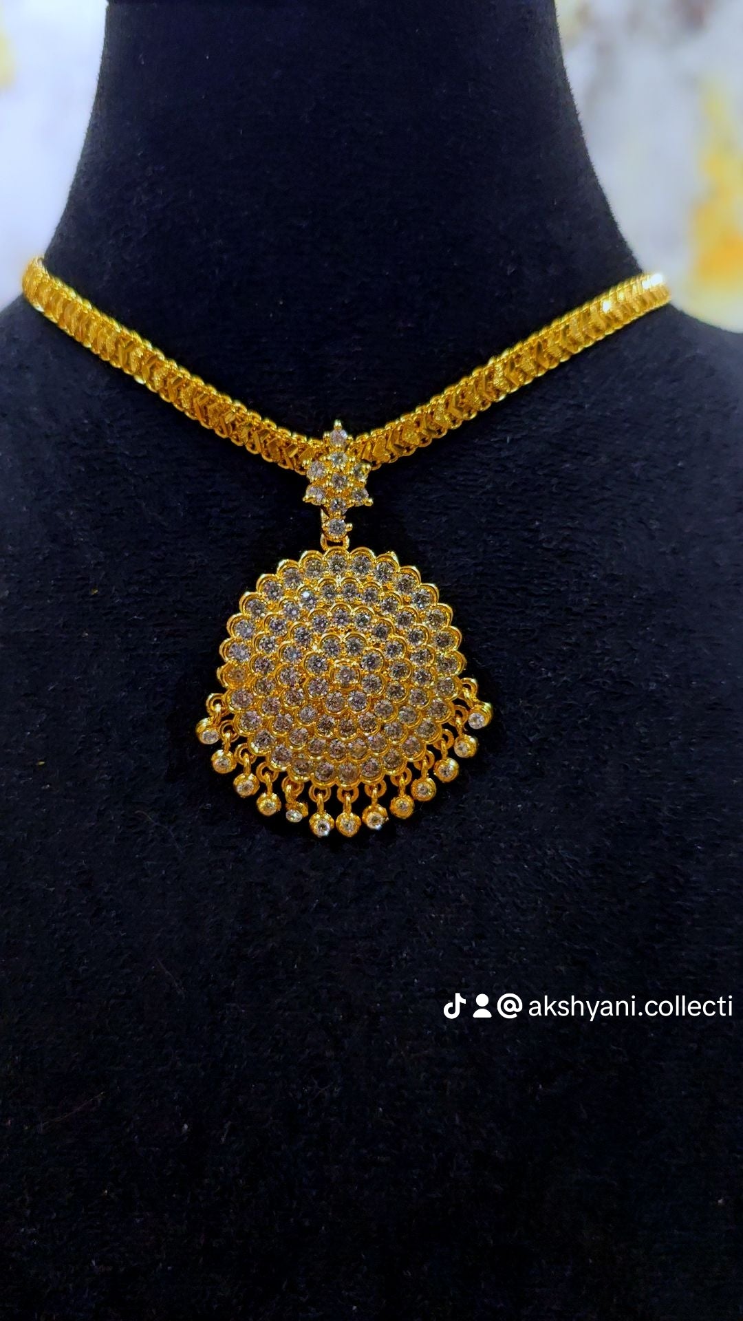 Diamontele cut chain with removable round white mossanite stones. NOT 916 GOLD. Code 033
