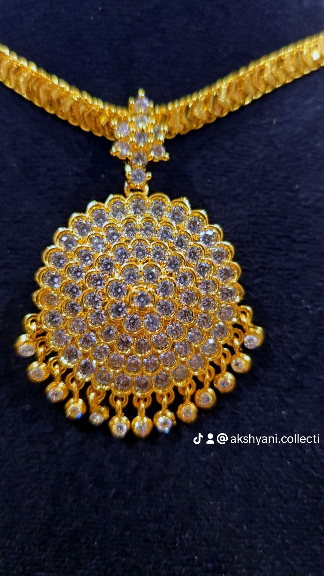 Diamontele cut chain with removable round white mossanite stones. NOT 916 GOLD. Code 033