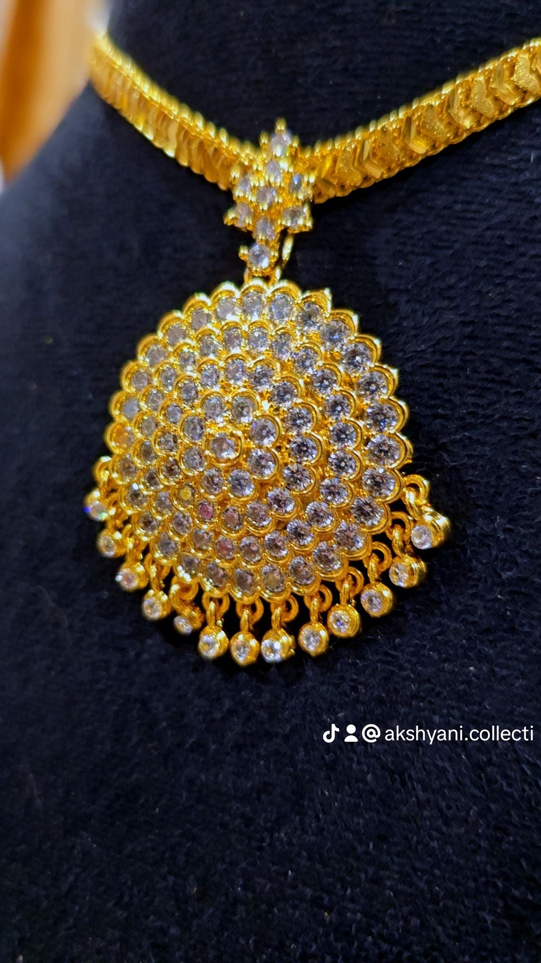 Diamontele cut chain with removable round white mossanite stones. NOT 916 GOLD. Code 033