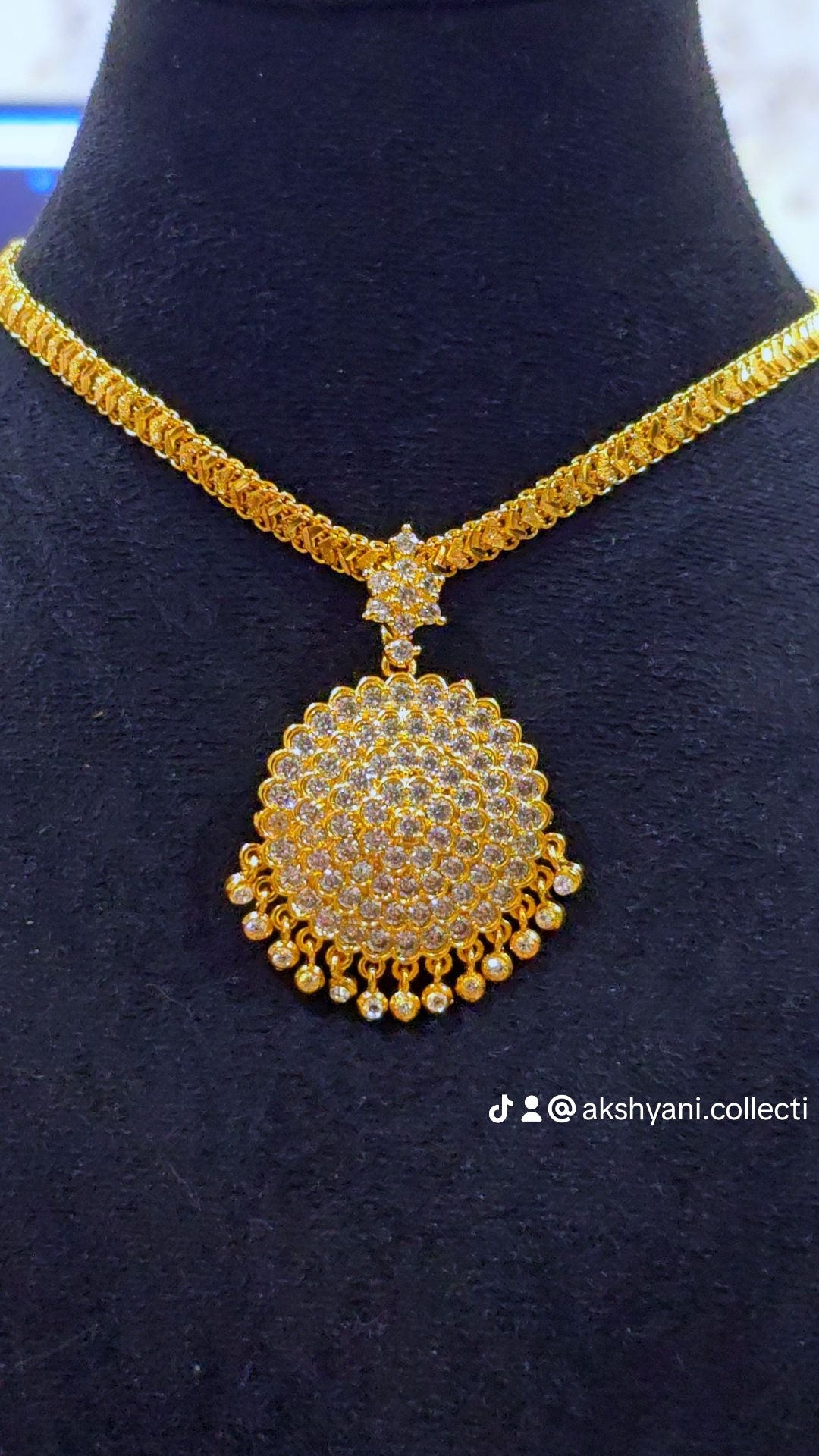 Diamontele cut chain with removable round white mossanite stones. NOT 916 GOLD. Code 033