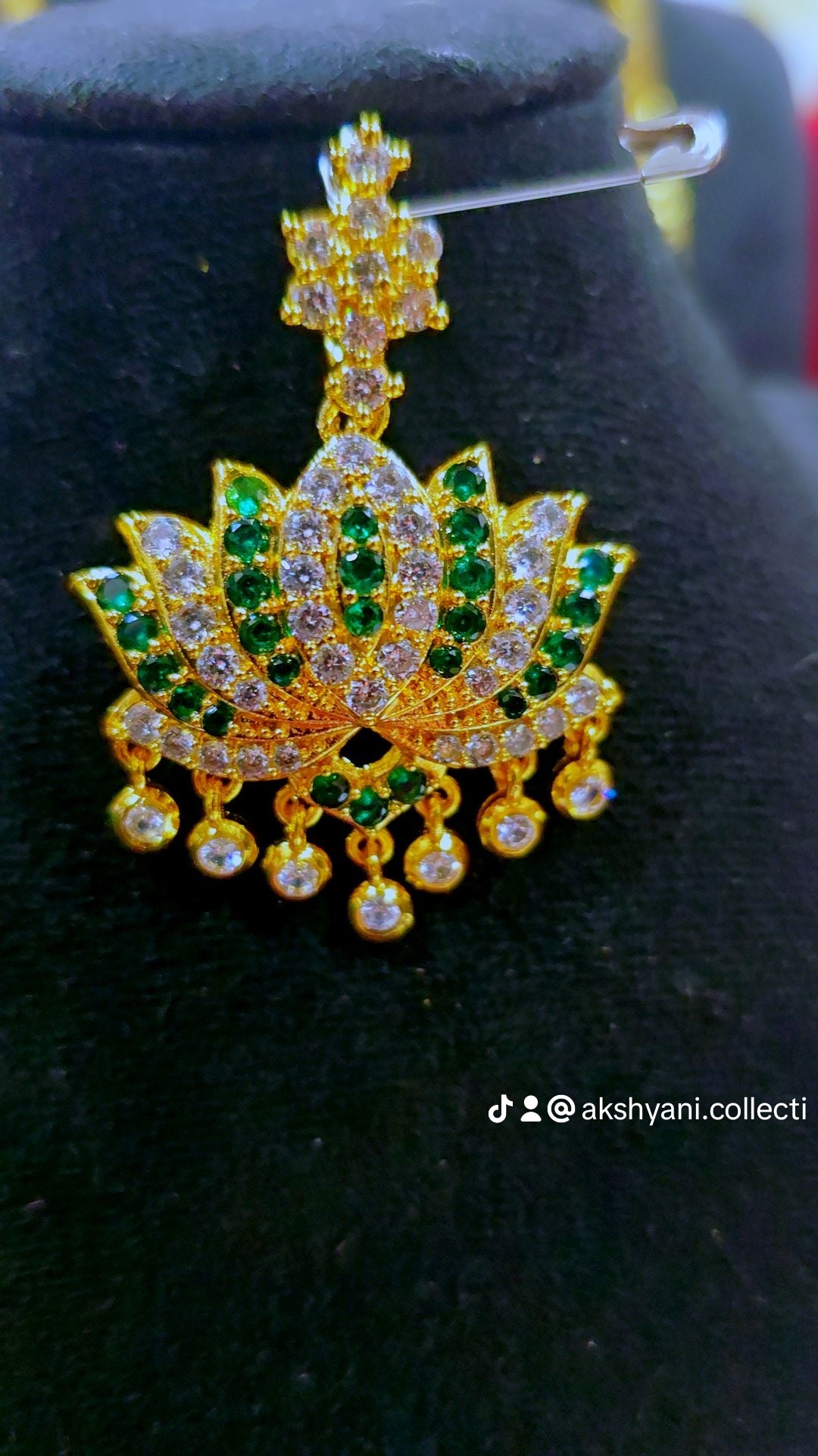 Emerald green with white stones aatil.Not 916 gold. Code 907