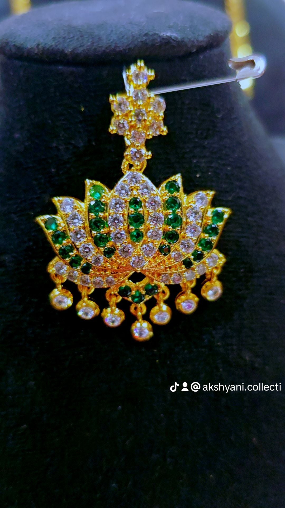 Emerald green with white stones aatil.Not 916 gold. Code 907