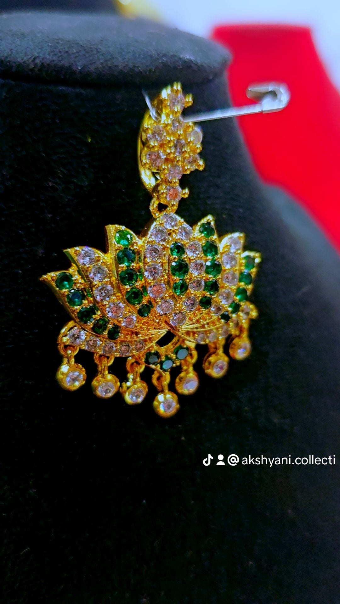 Emerald green with white stones aatil.Not 916 gold. Code 907