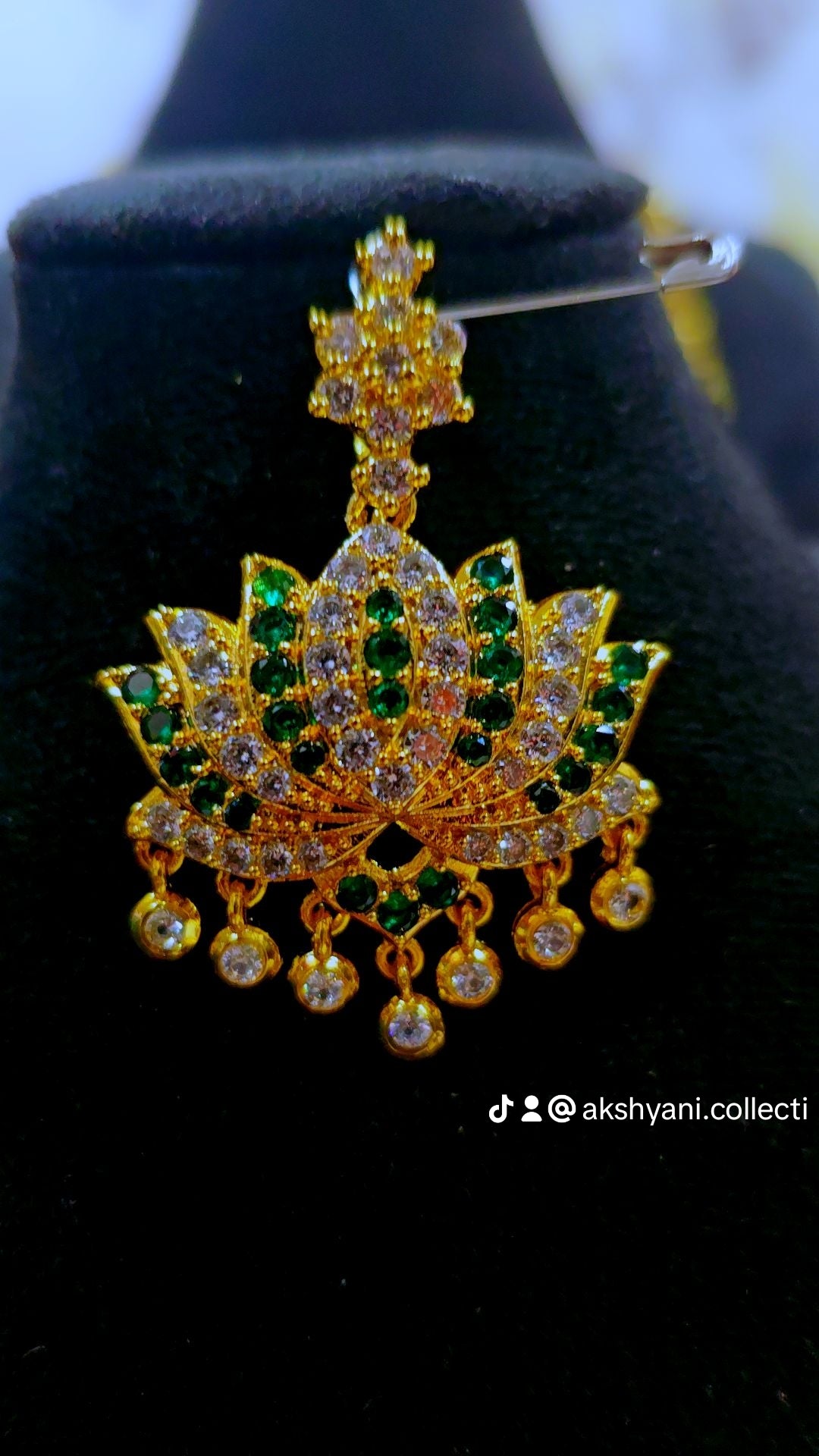 Emerald green with white stones aatil.Not 916 gold. Code 907