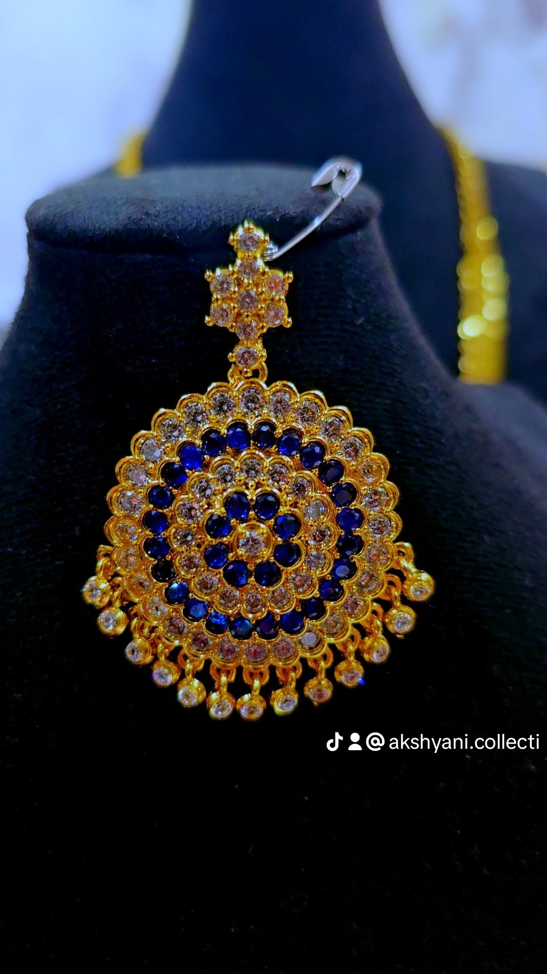 Navy blue and white mossanite stones aatil.Not 917 gold. Code 899.