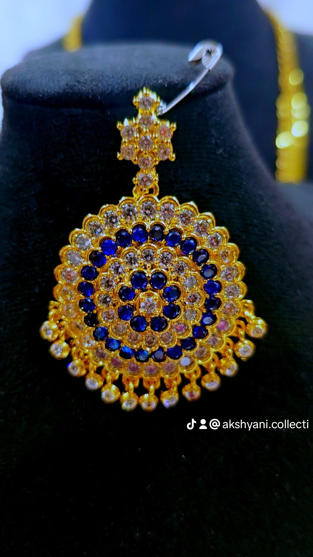 Navy blue and white mossanite stones aatil.Not 917 gold. Code 899.