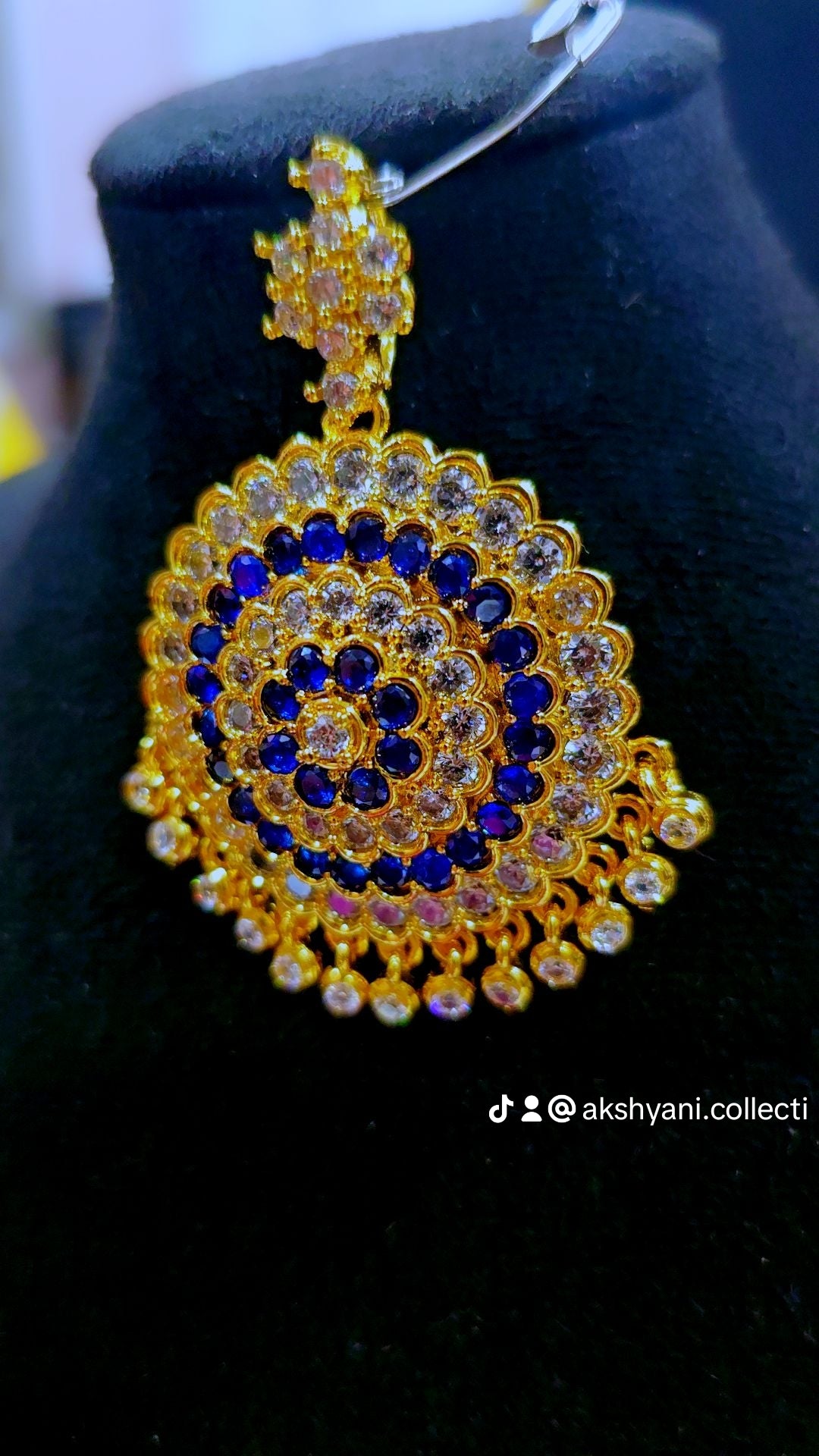 Navy blue and white mossanite stones aatil.Not 917 gold. Code 899.