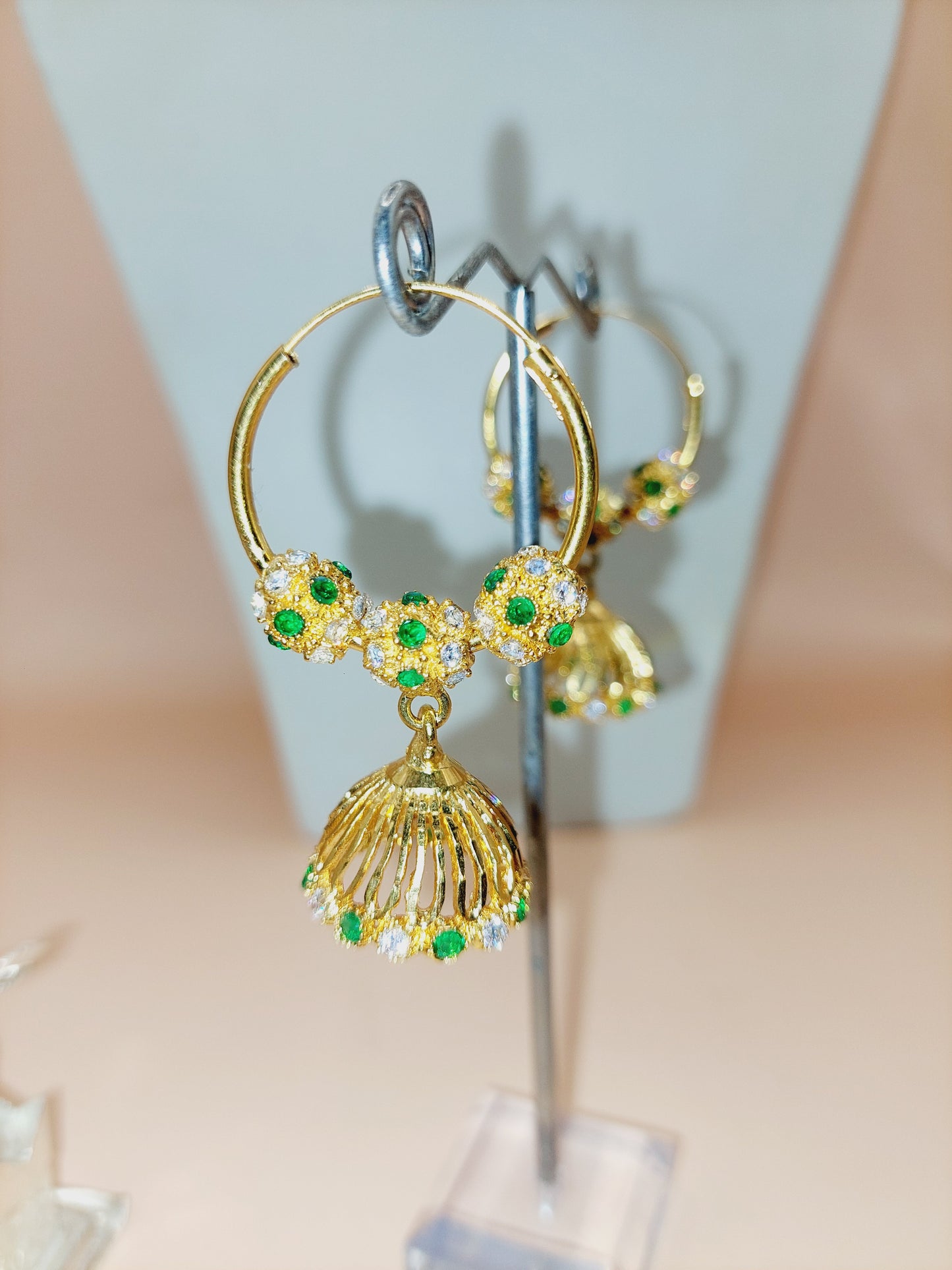 Green and white loop earrings . Not 916 gold. Code 778