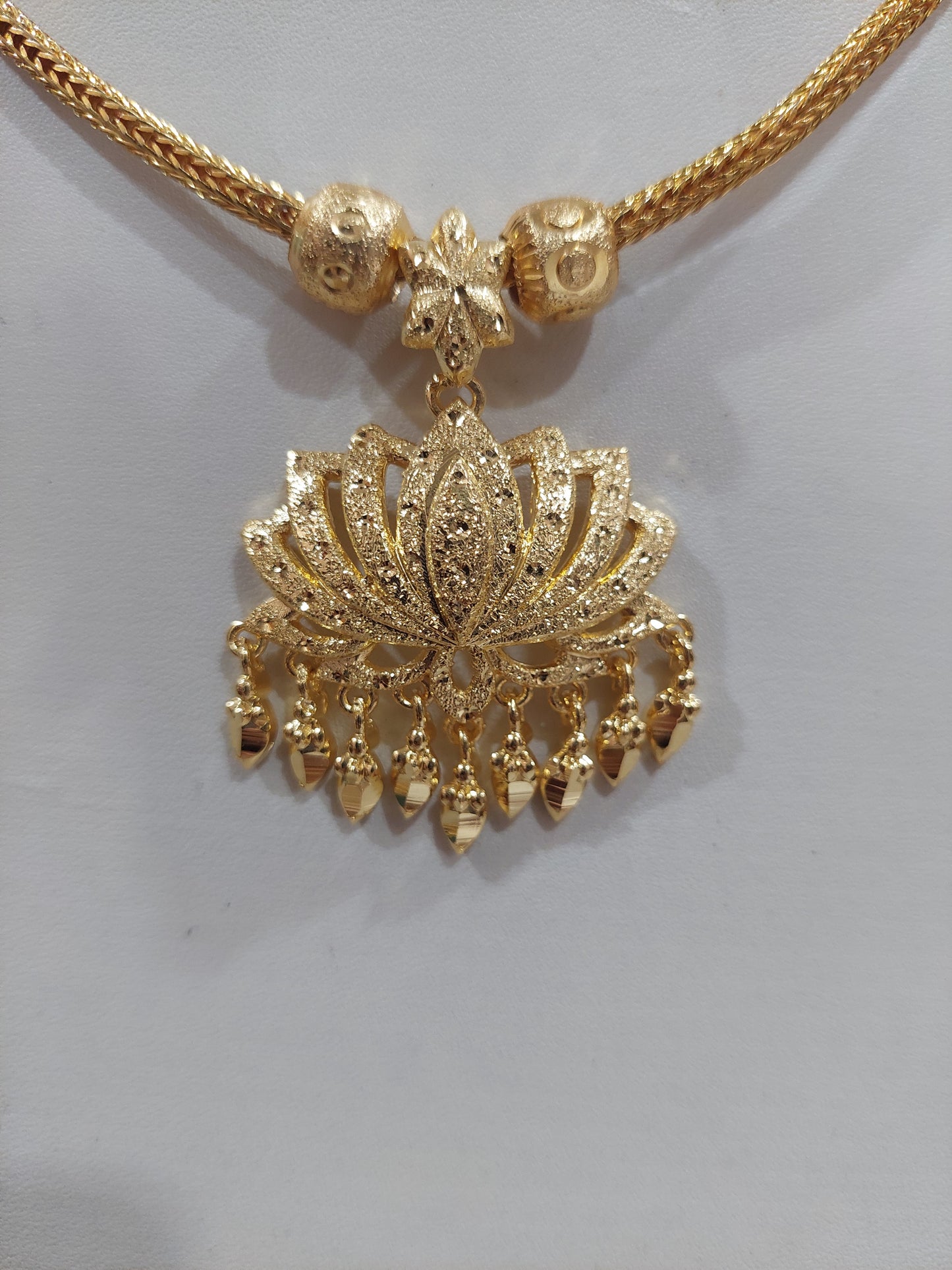 Lotus pendent removable with ceylonese chain. Not 916 gold. Code 721