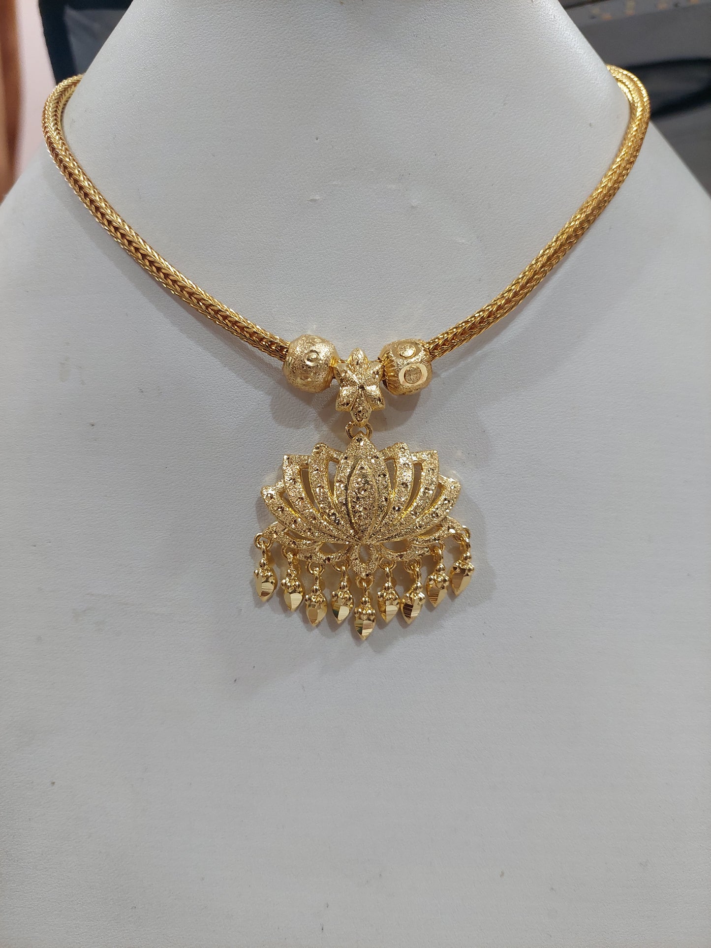 Lotus pendent removable with ceylonese chain. Not 916 gold. Code 721