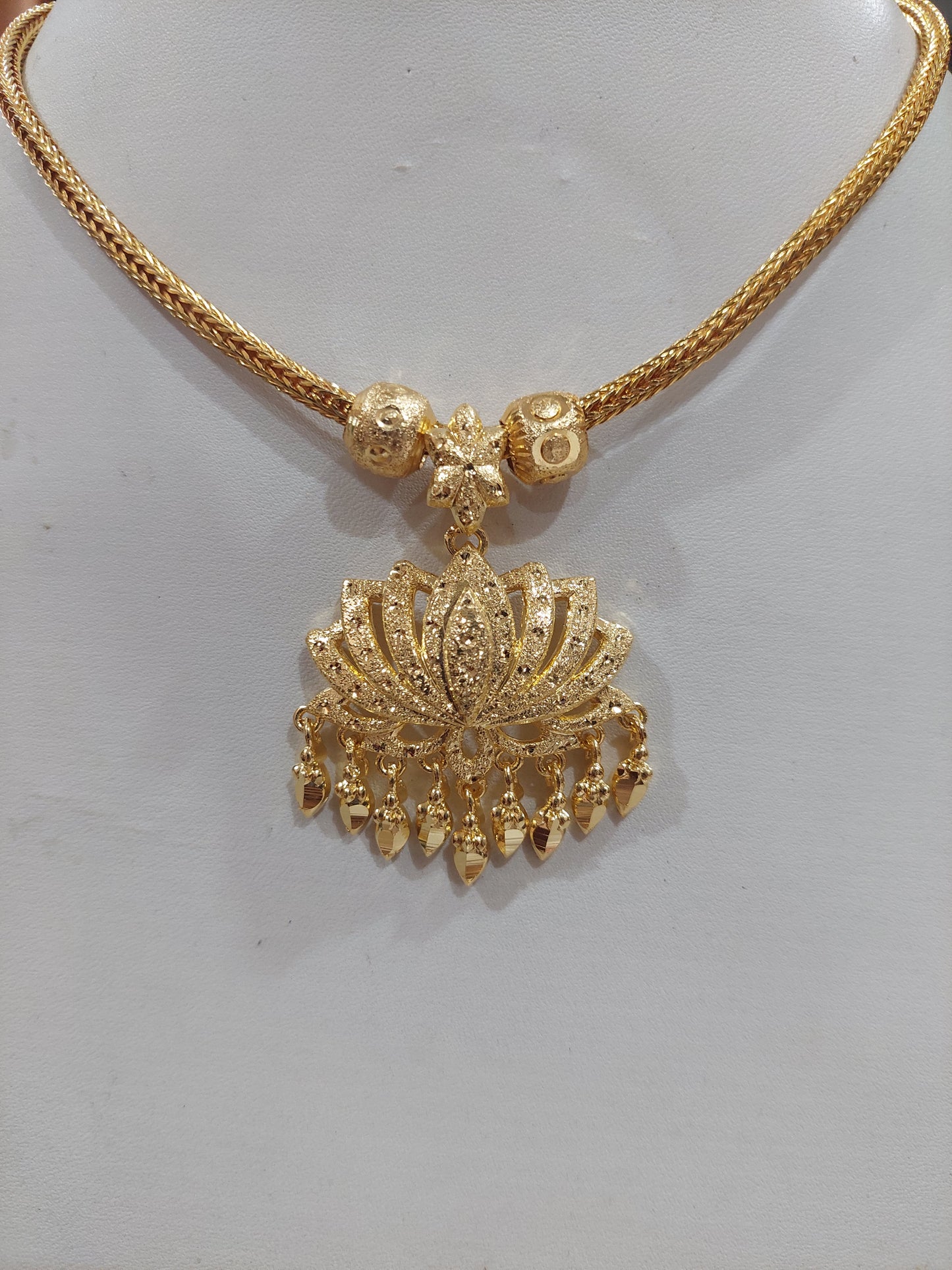 Lotus pendent removable with ceylonese chain. Not 916 gold. Code 721