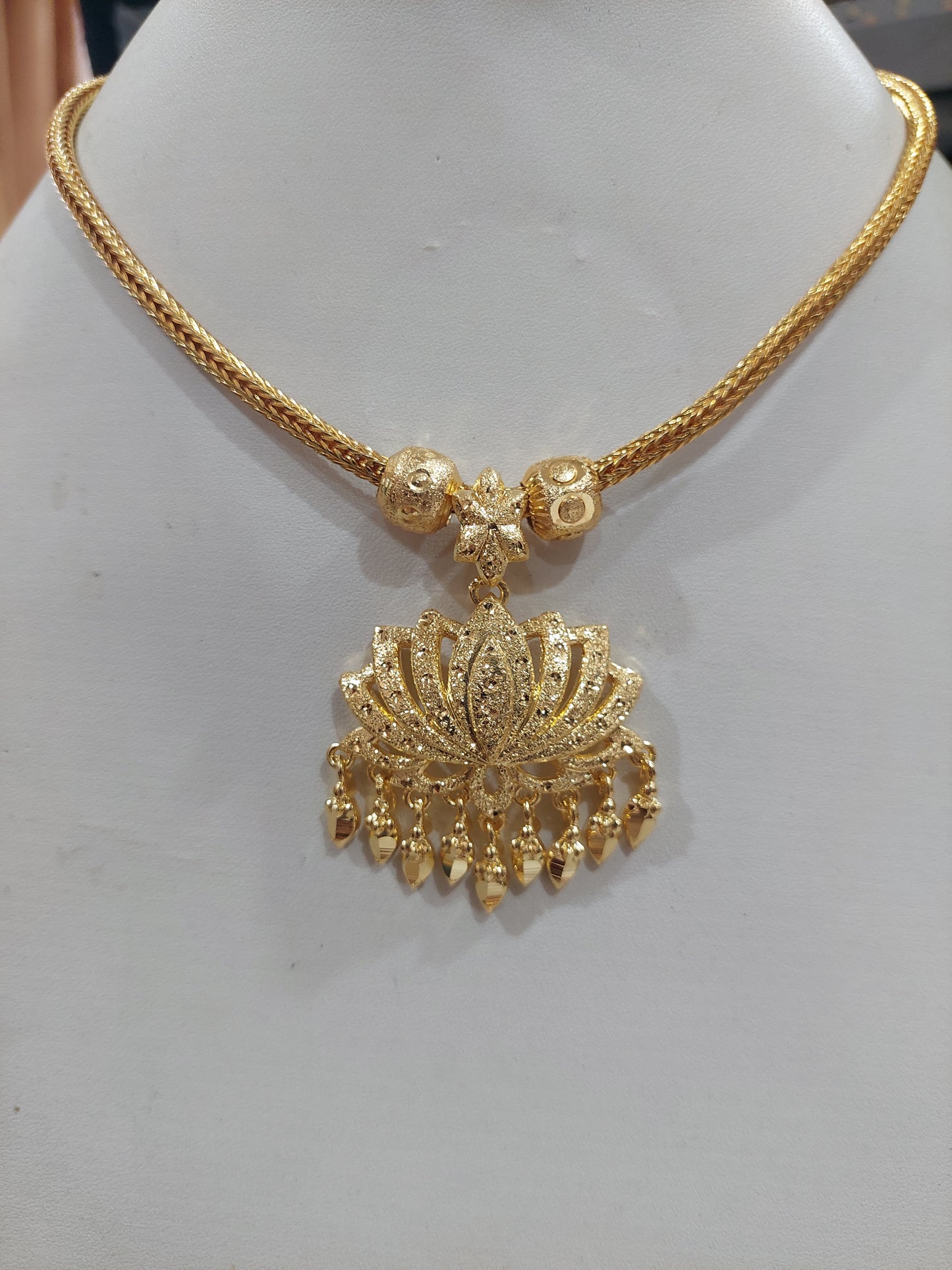 Lotus pendent removable with ceylonese chain. Not 916 gold. Code 721