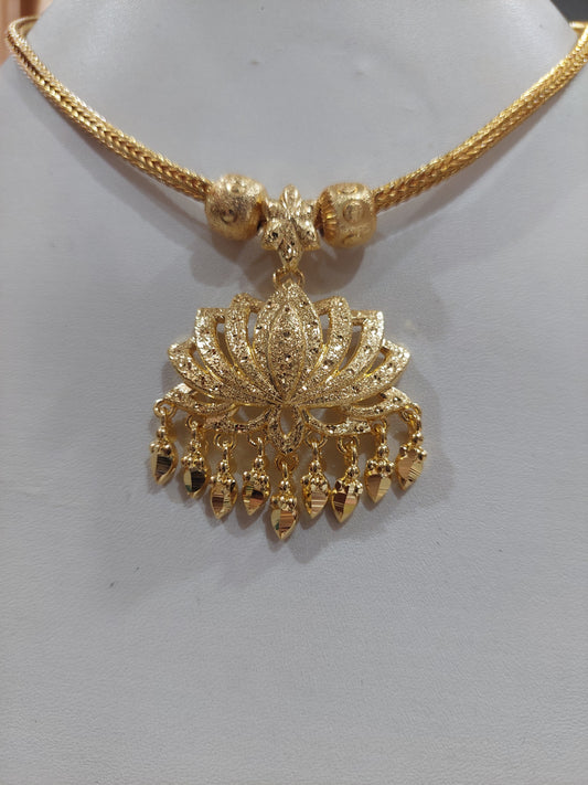 Lotus pendent removable with ceylonese chain. Not 916 gold. Code 721