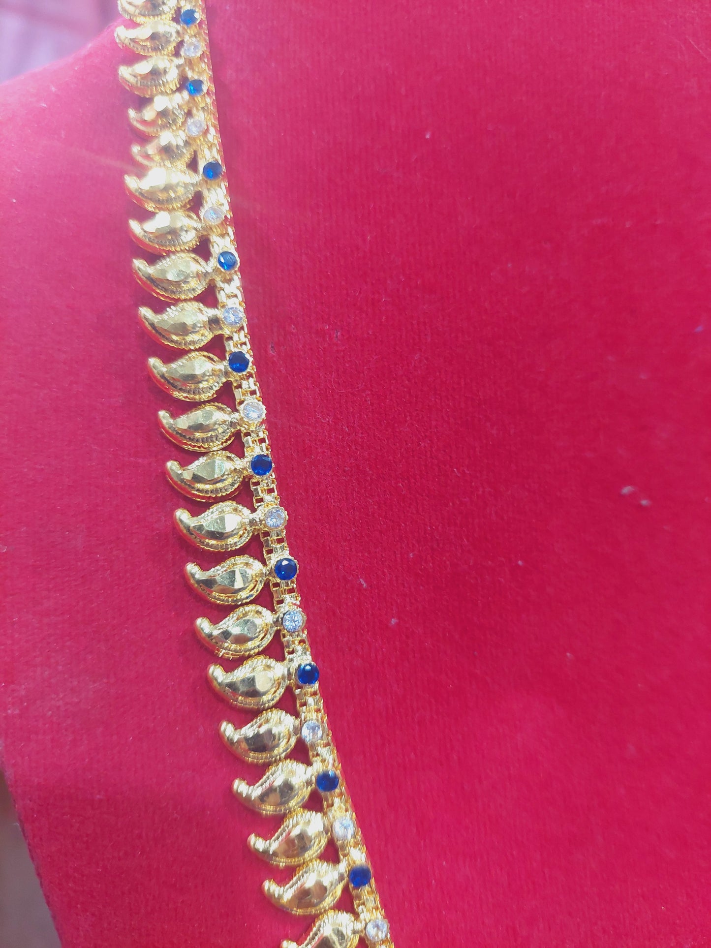 1 layer mango chain with navy blue and white mossanite stones . Function wear type. Not 916 gold .code 7709