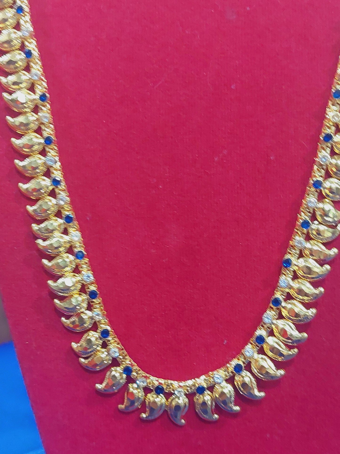 1 layer mango chain with navy blue and white mossanite stones . Function wear type. Not 916 gold .code 7709