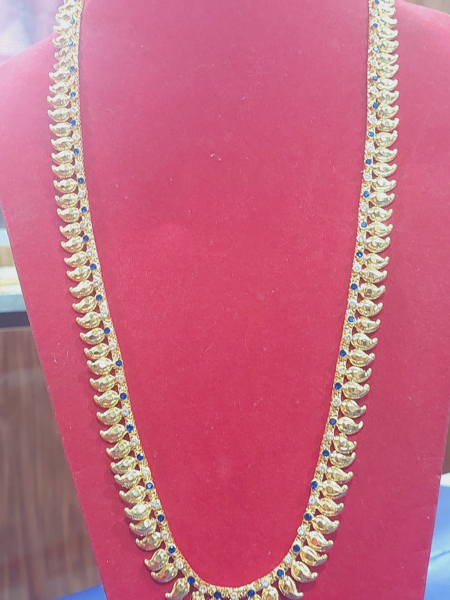 1 layer mango chain with navy blue and white mossanite stones . Function wear type. Not 916 gold .code 7709