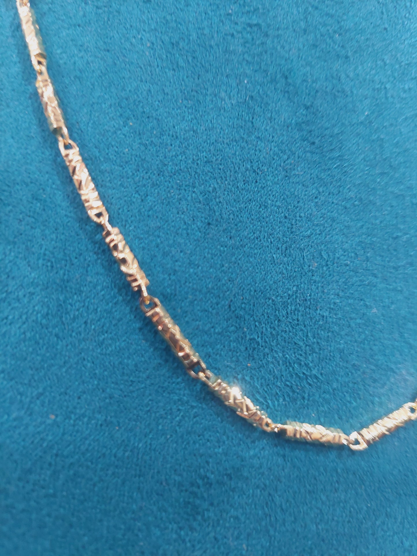 Function wear type of chain. Glass cz cut 0.3mm thickness. Not 916 gold. ( not daily wear)