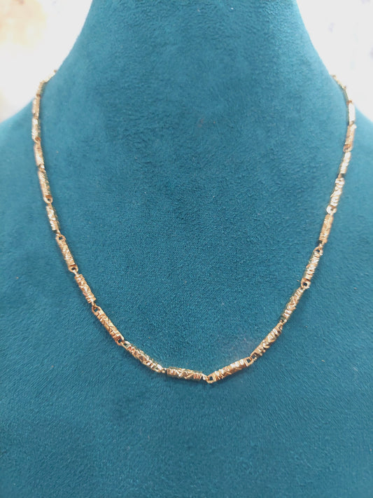 Function wear type of chain. Glass cz cut 0.3mm thickness. Not 916 gold. ( not daily wear)
