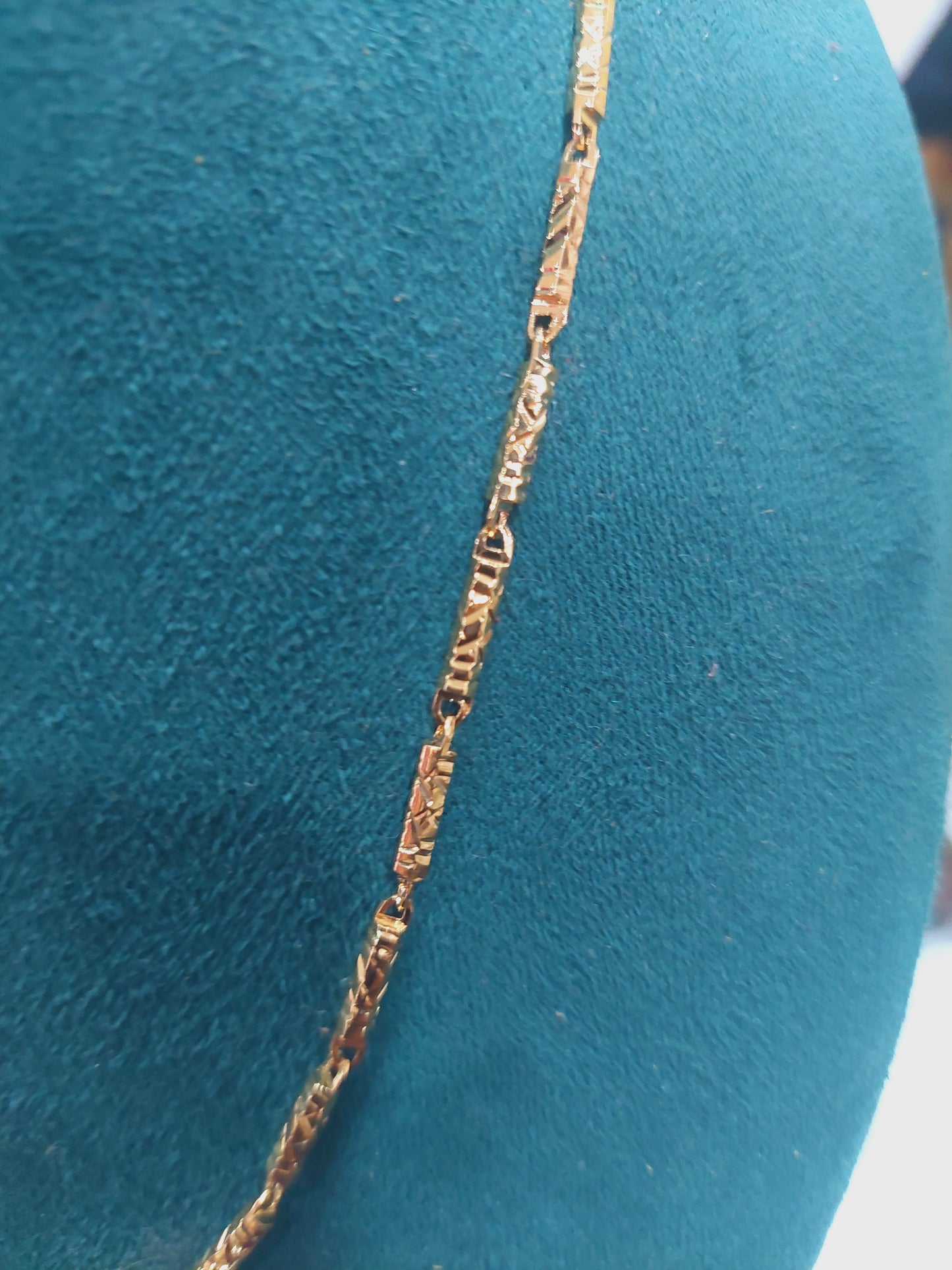 Function wear type of chain. Glass cz cut 0.3mm thickness. Not 916 gold. ( not daily wear)