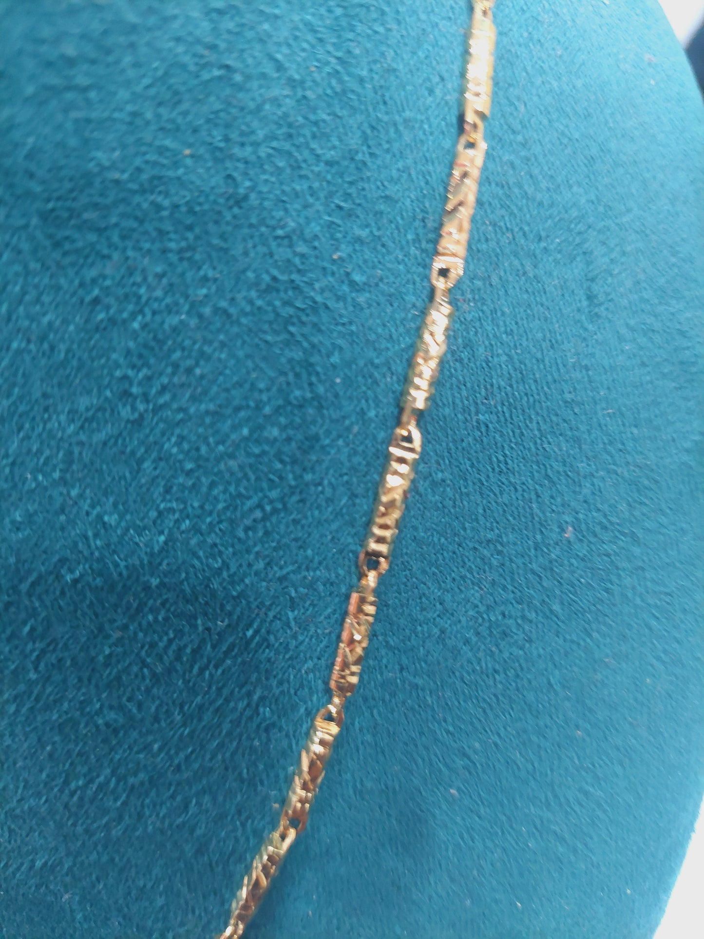 Function wear type of chain. Glass cz cut 0.3mm thickness. Not 916 gold. ( not daily wear)