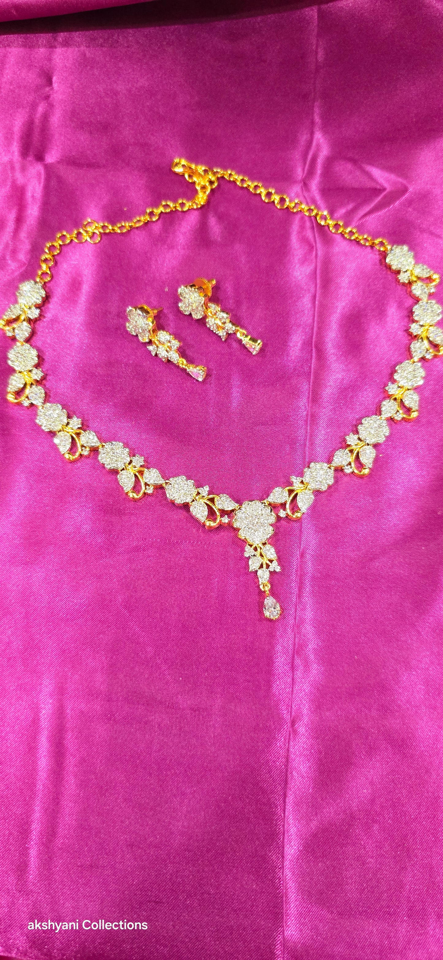 Flower replica mossanite necklace. Functionwear