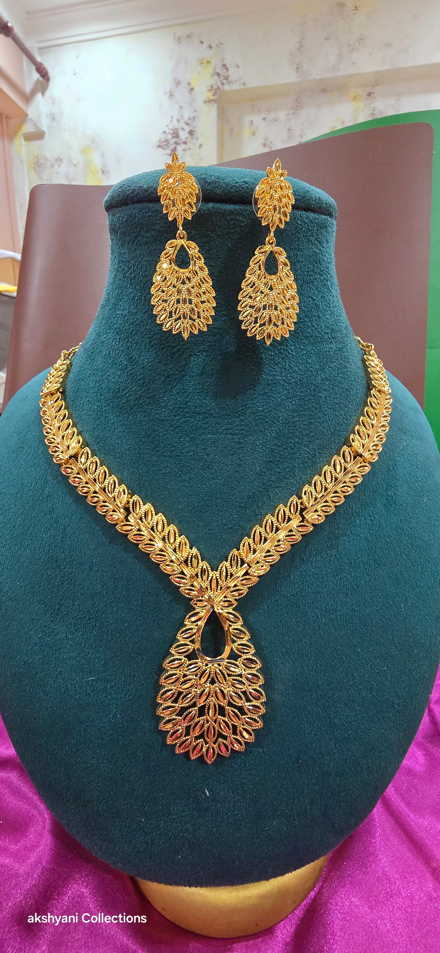 Functionwear bombay cut design with pair of earrings. A beautifully encrafted piece