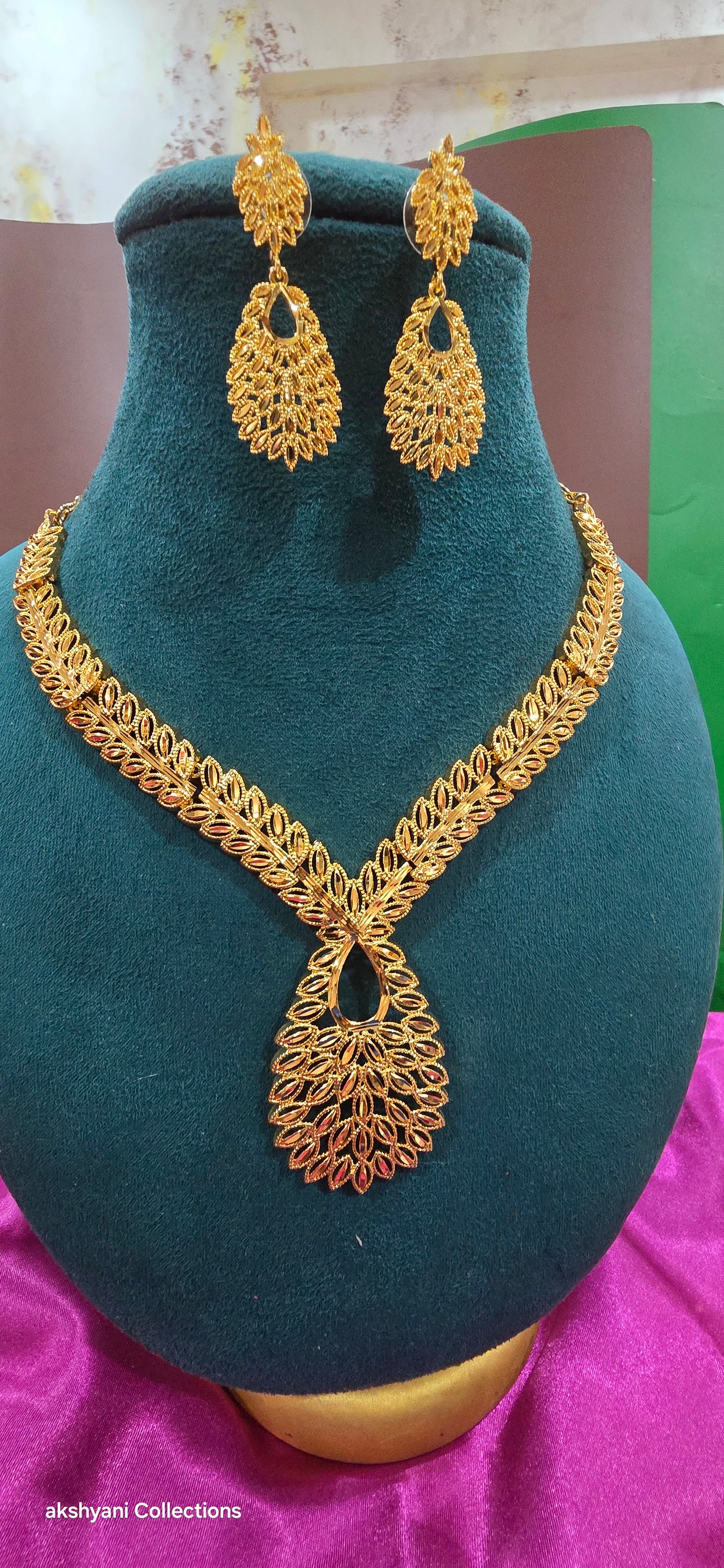 Functionwear bombay cut design with pair of earrings. A beautifully encrafted piece