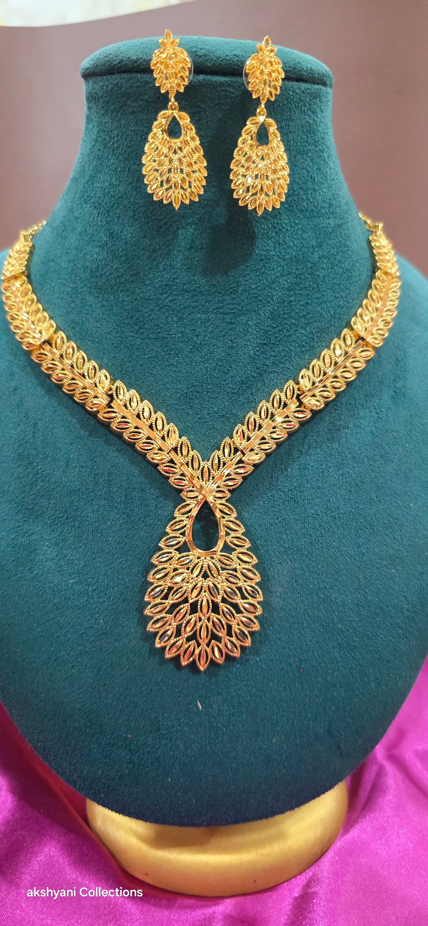 Functionwear bombay cut design with pair of earrings. A beautifully encrafted piece