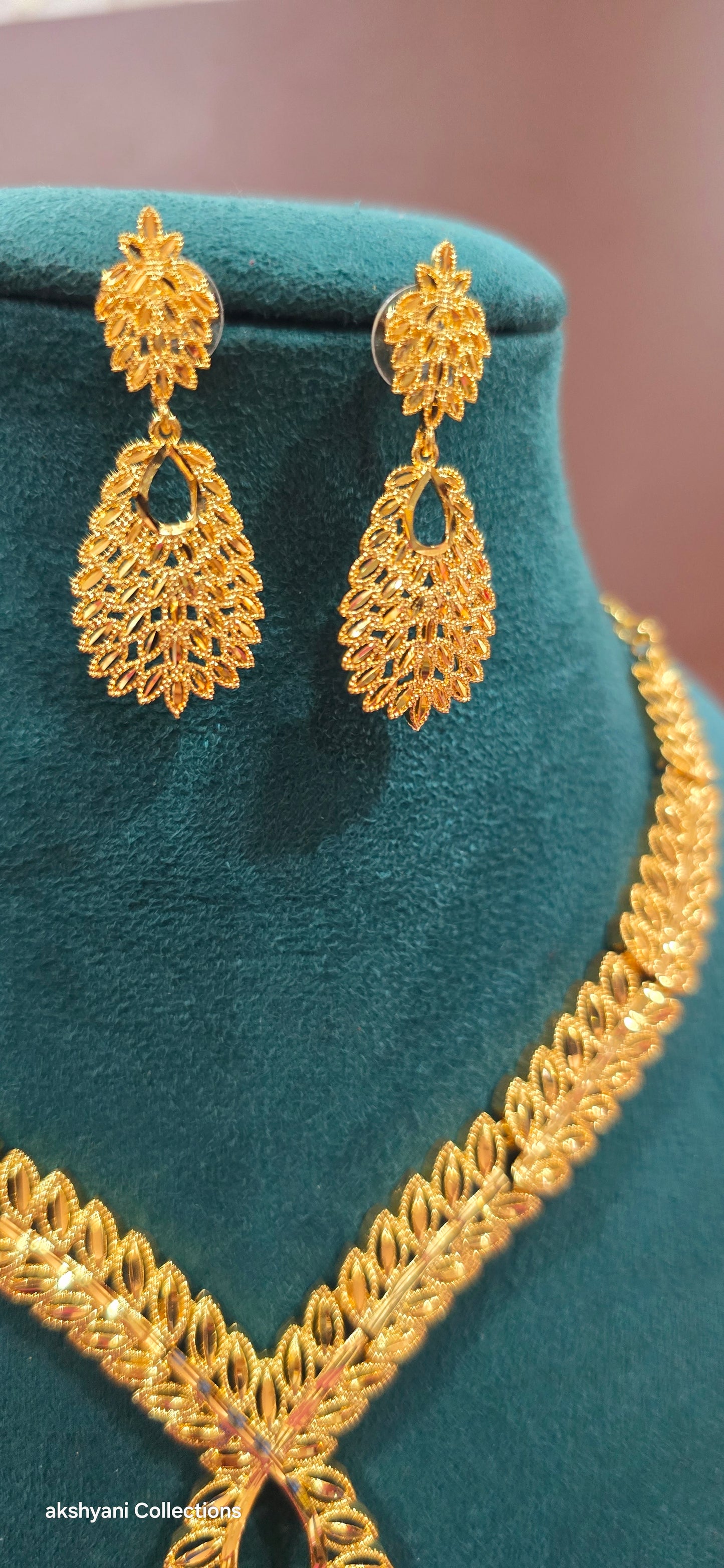 Functionwear bombay cut design with pair of earrings. A beautifully encrafted piece