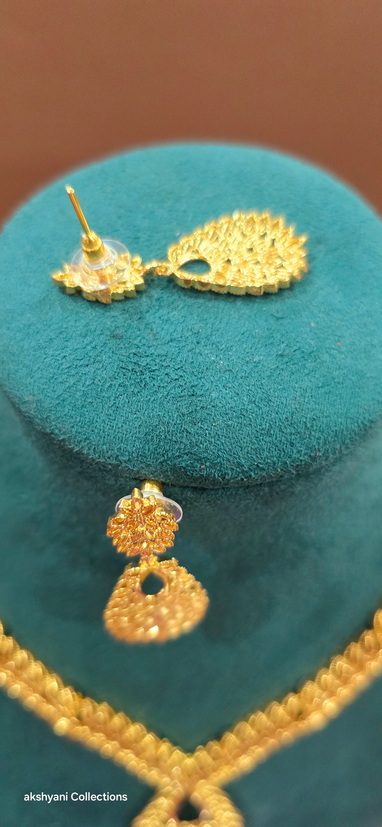 Functionwear bombay cut design with pair of earrings. A beautifully encrafted piece