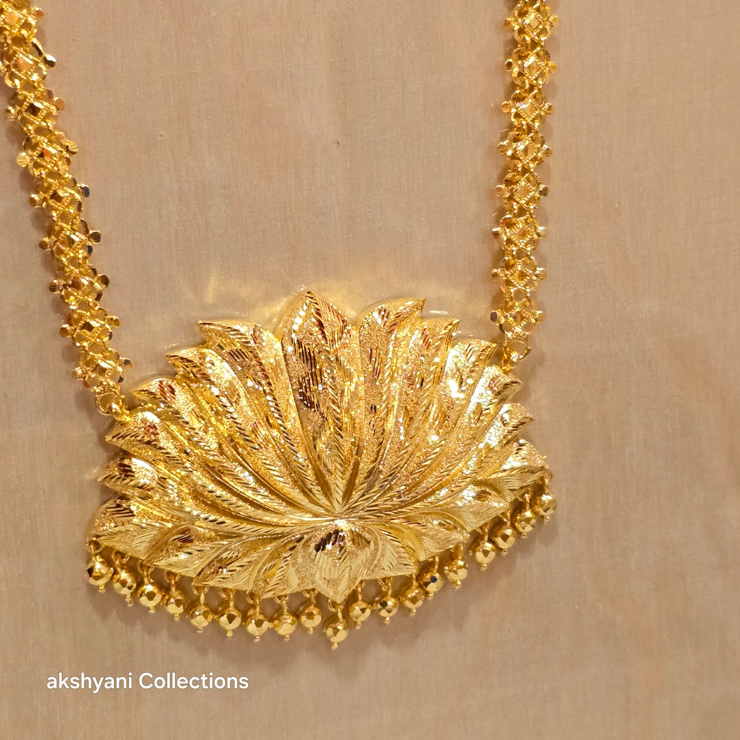 1 layer full gold ( not 916 ) lotus thamarai maalai. A product ✨️ of Singapore. Code 9765U