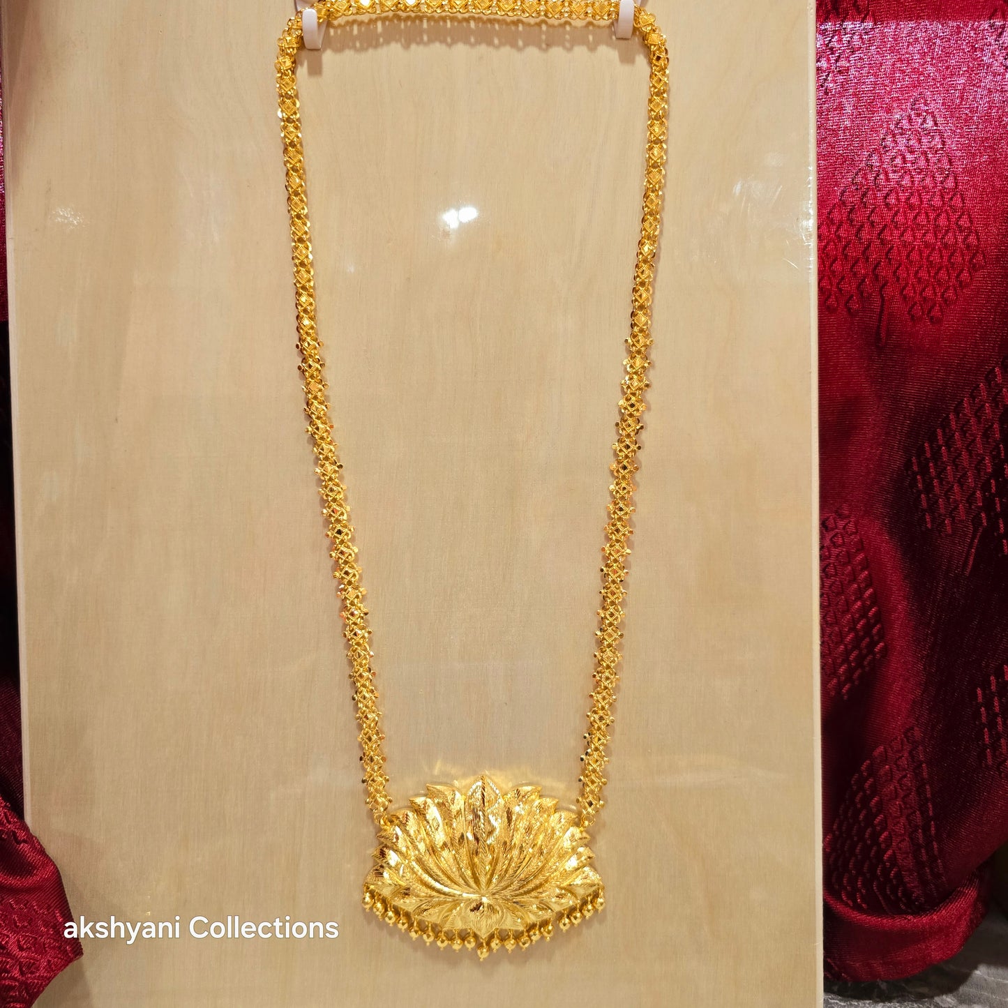 1 layer full gold ( not 916 ) lotus thamarai maalai. A product ✨️ of Singapore. Code 9765U