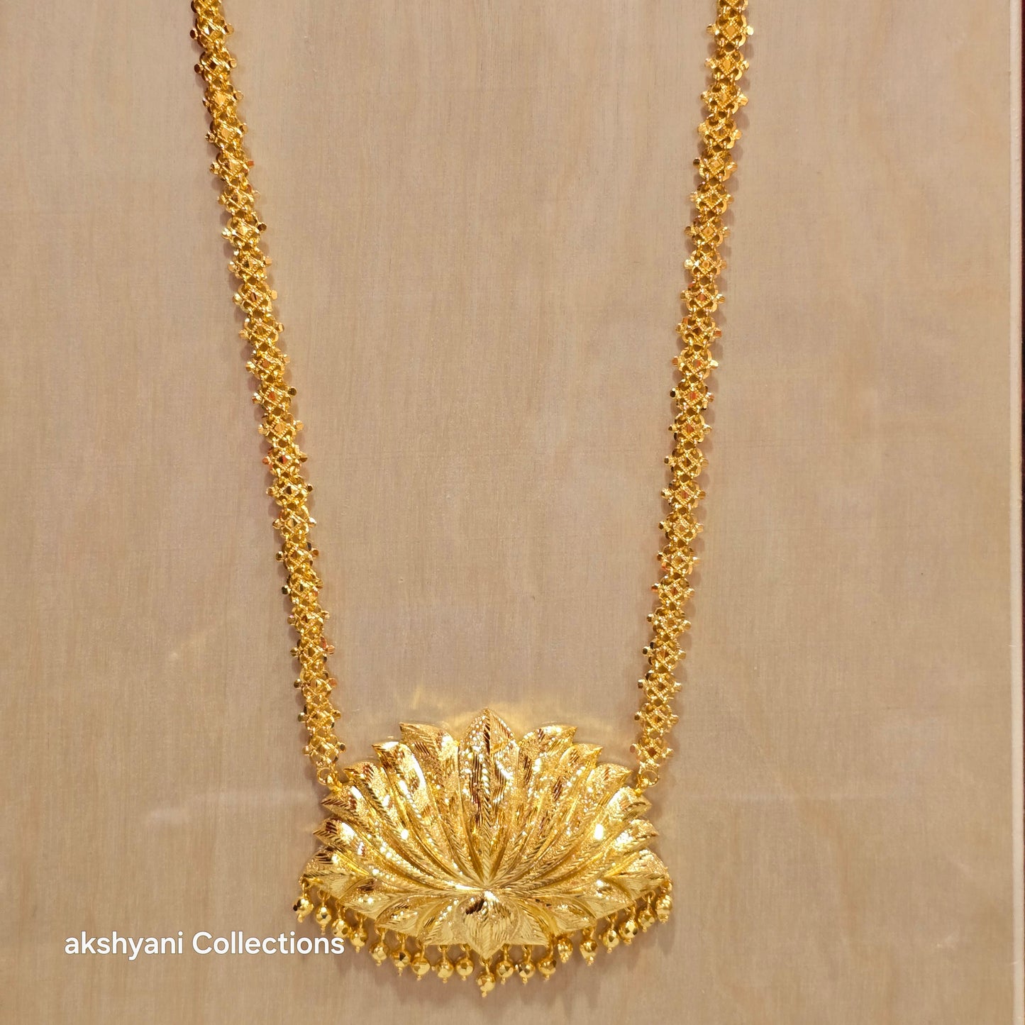 1 layer full gold ( not 916 ) lotus thamarai maalai. A product ✨️ of Singapore. Code 9765U