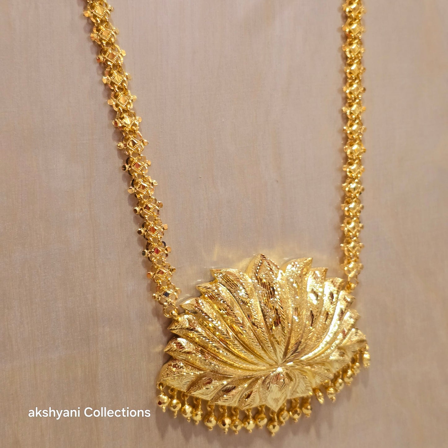 1 layer full gold ( not 916 ) lotus thamarai maalai. A product ✨️ of Singapore. Code 9765U
