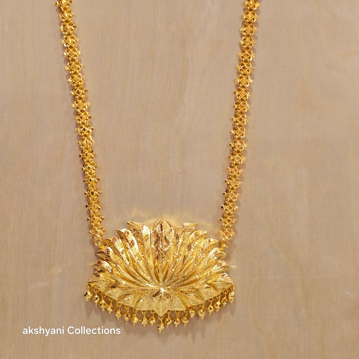 1 layer full gold ( not 916 ) lotus thamarai maalai. A product ✨️ of Singapore. Code 9765U