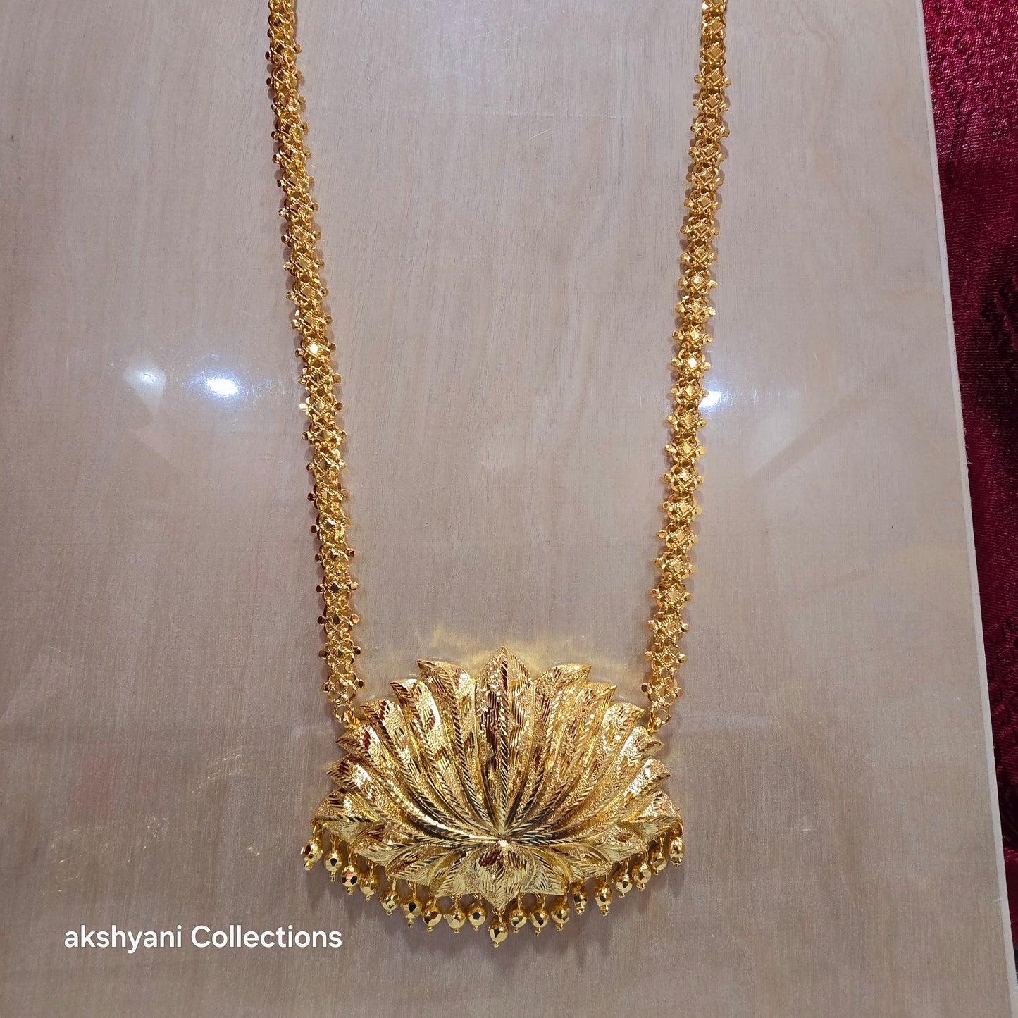 1 layer full gold ( not 916 ) lotus thamarai maalai. A product ✨️ of Singapore. Code 9765U