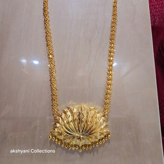 1 layer full gold ( not 916 ) lotus thamarai maalai. A product ✨️ of Singapore. Code 9765U