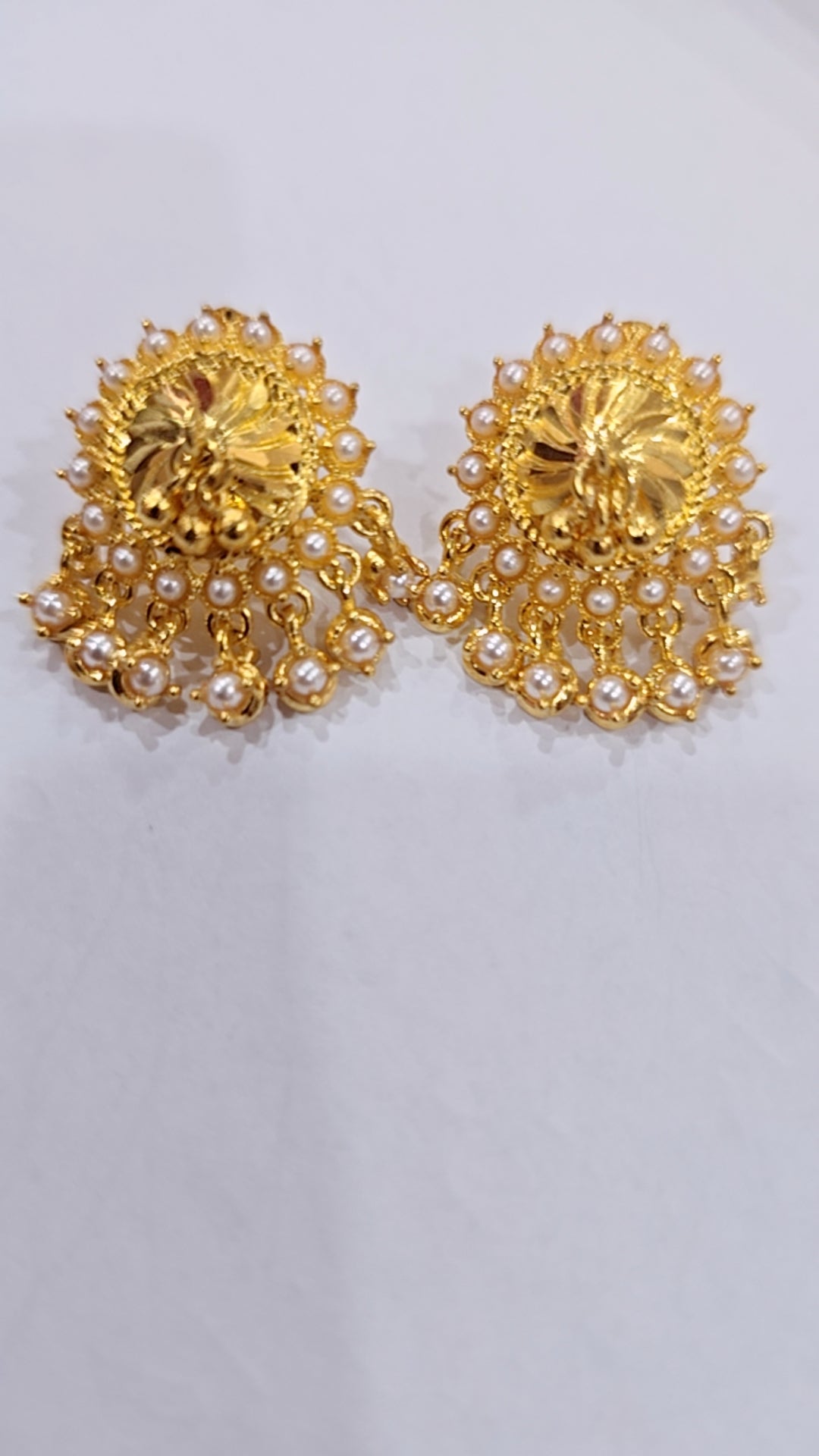 Pearl thenkudu earrings. Not suitable for daily usage. Not 916 gold .