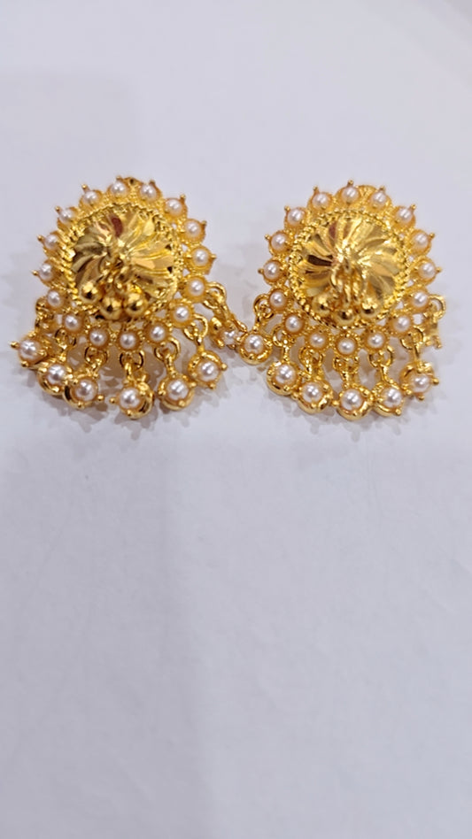 Pearl thenkudu earrings.  Not suitable for daily usage.  Not 916 gold .